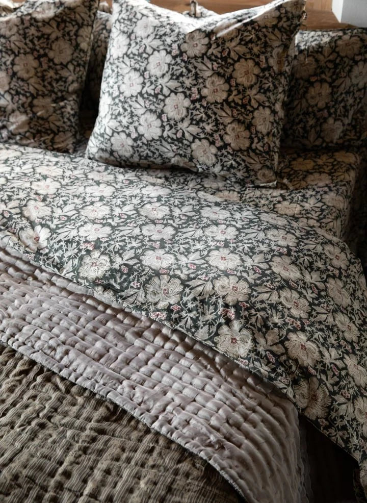 Le Monde Sauvage - Ritournelle silk coverlet | Olive