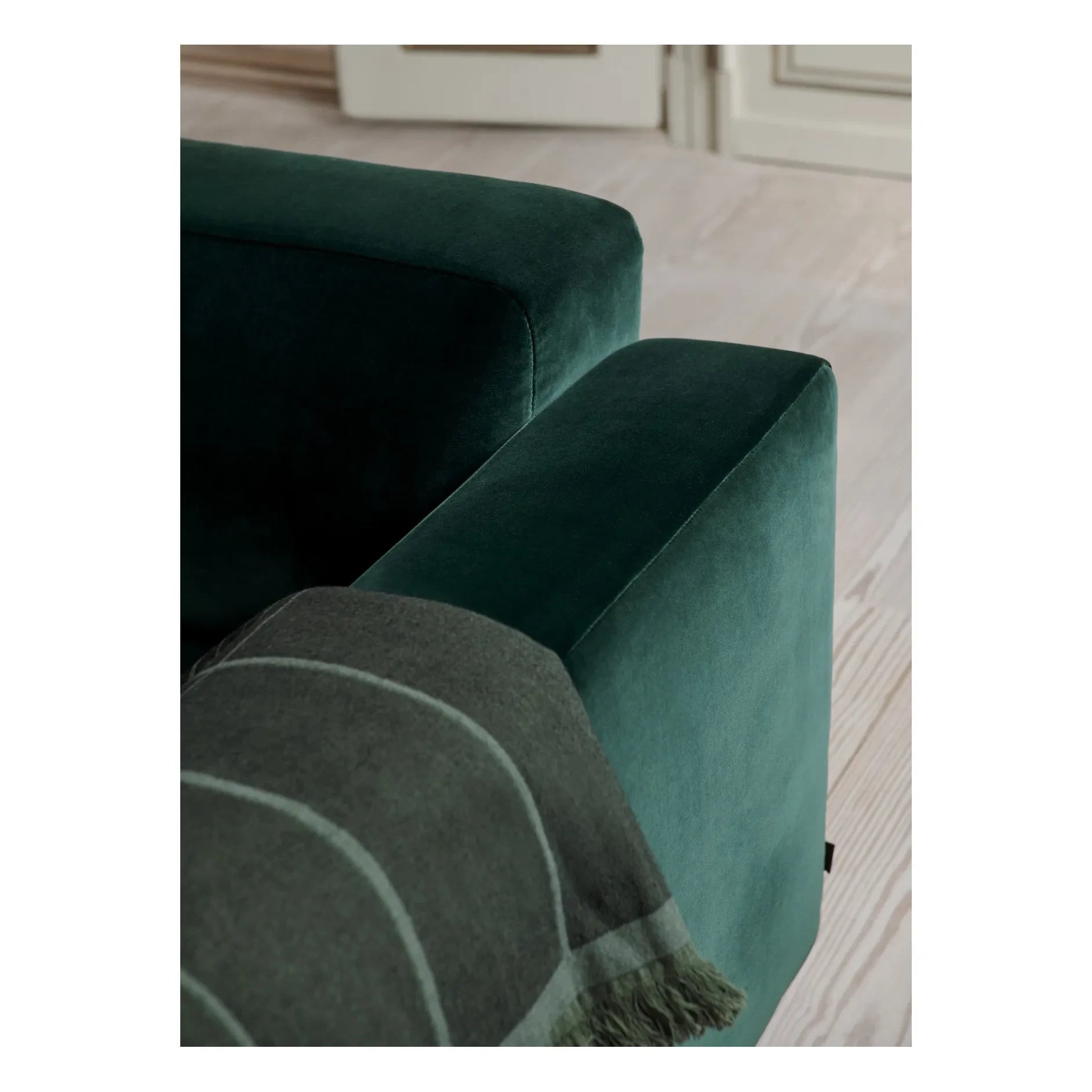 & Tradition - Develius EV1, 2-Person Velvet Sofa | Forest Green