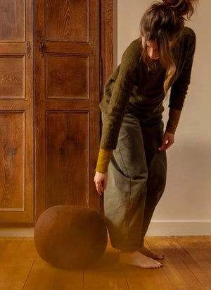 Muskhane - Felt pouf | Mahogany