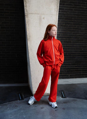 Finger in the nose - Derby Jogger | Red