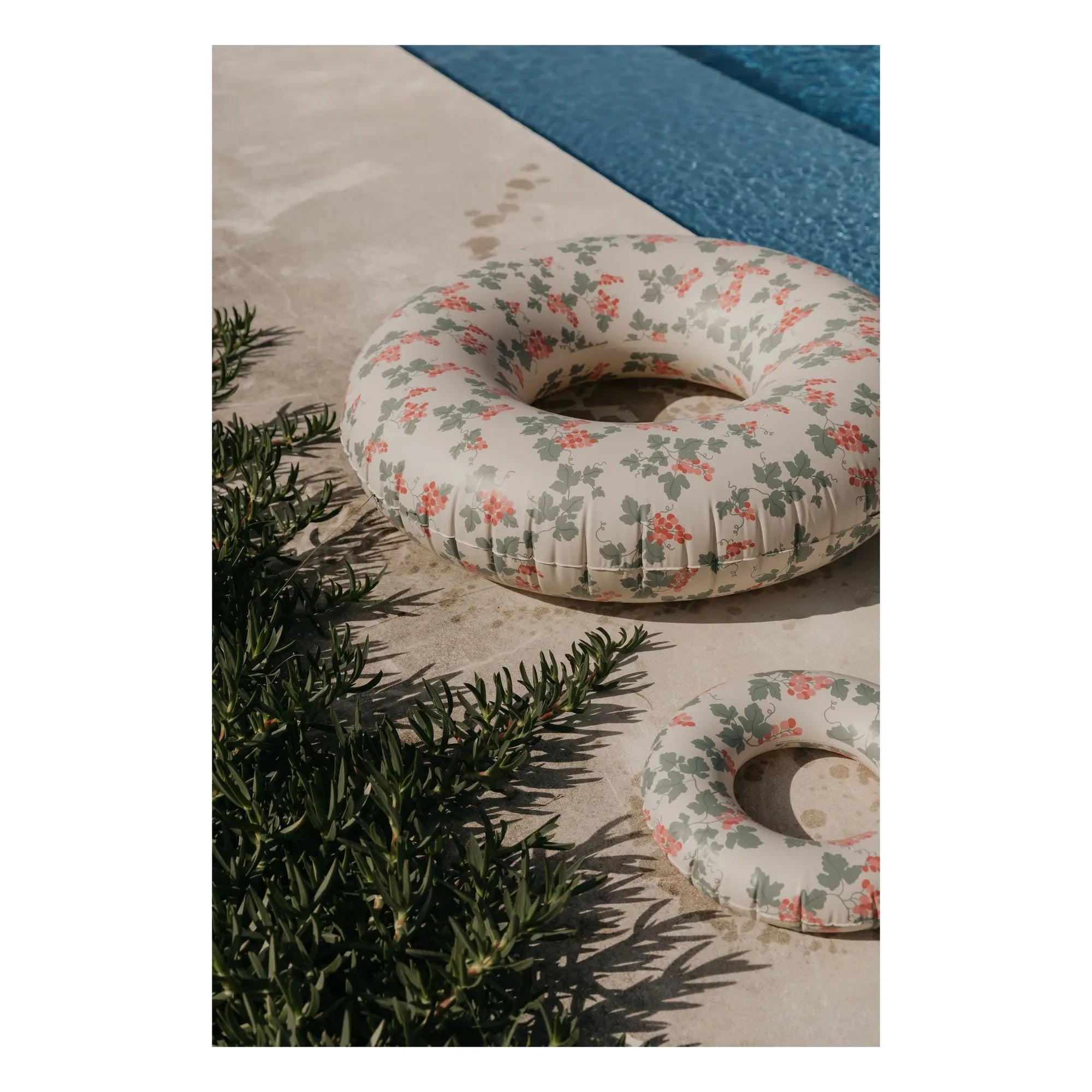 garbo&friends - Grapes Pink inflatable ring