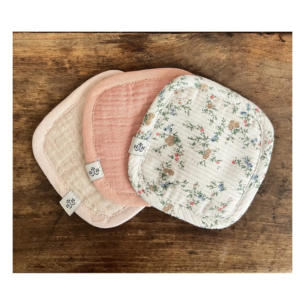 Editions Aimable - Dimitri Slippers - 3-piece Set | Buket Muslin Cloth