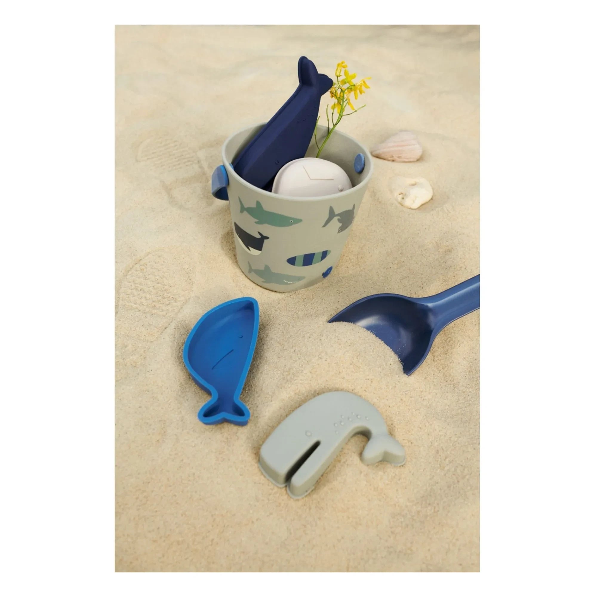 Liewood - Gilma Beach Bucket and Accessories | Shark/Dove Blue