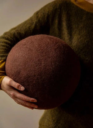 Muskhane - Felt pouf | Mahogany