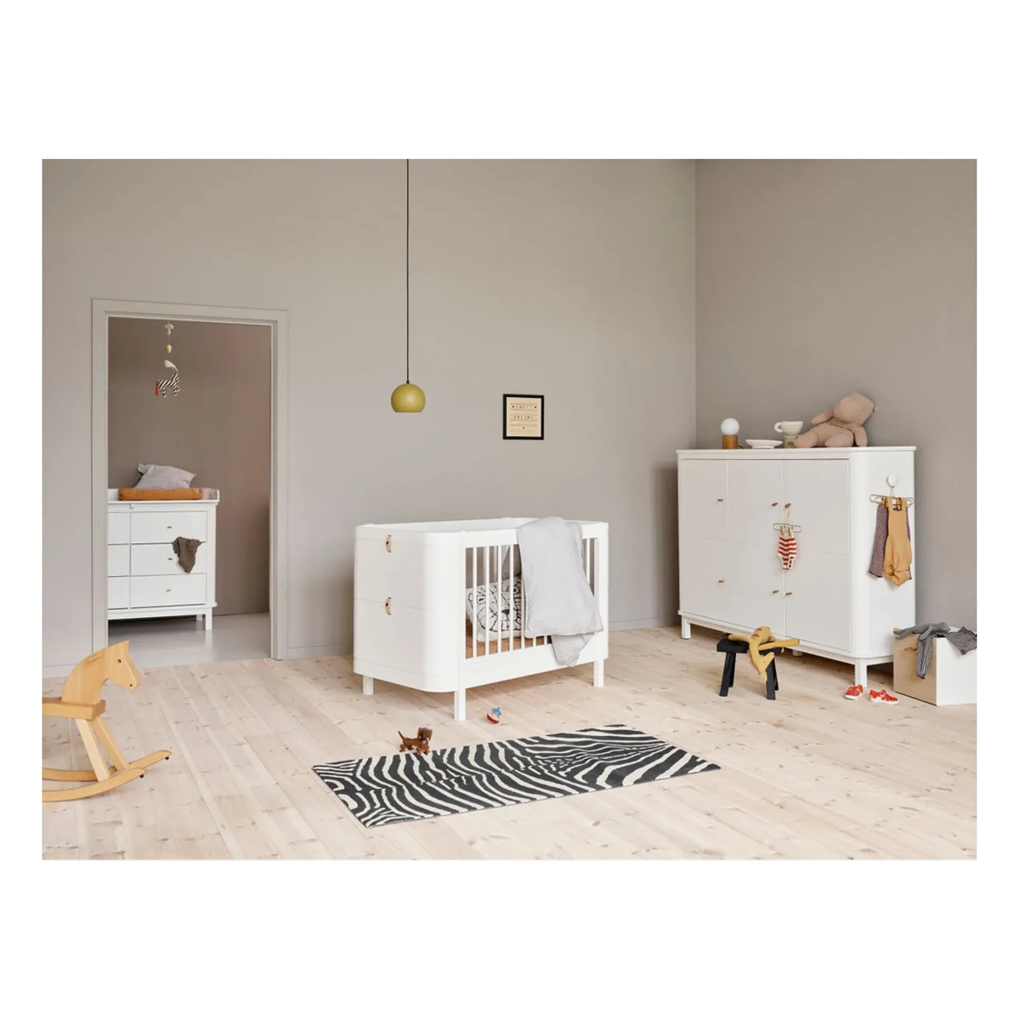 Oliver Furniture - Ahşap Mini+ beşik yatağı, junior kit dahil | Beyaz