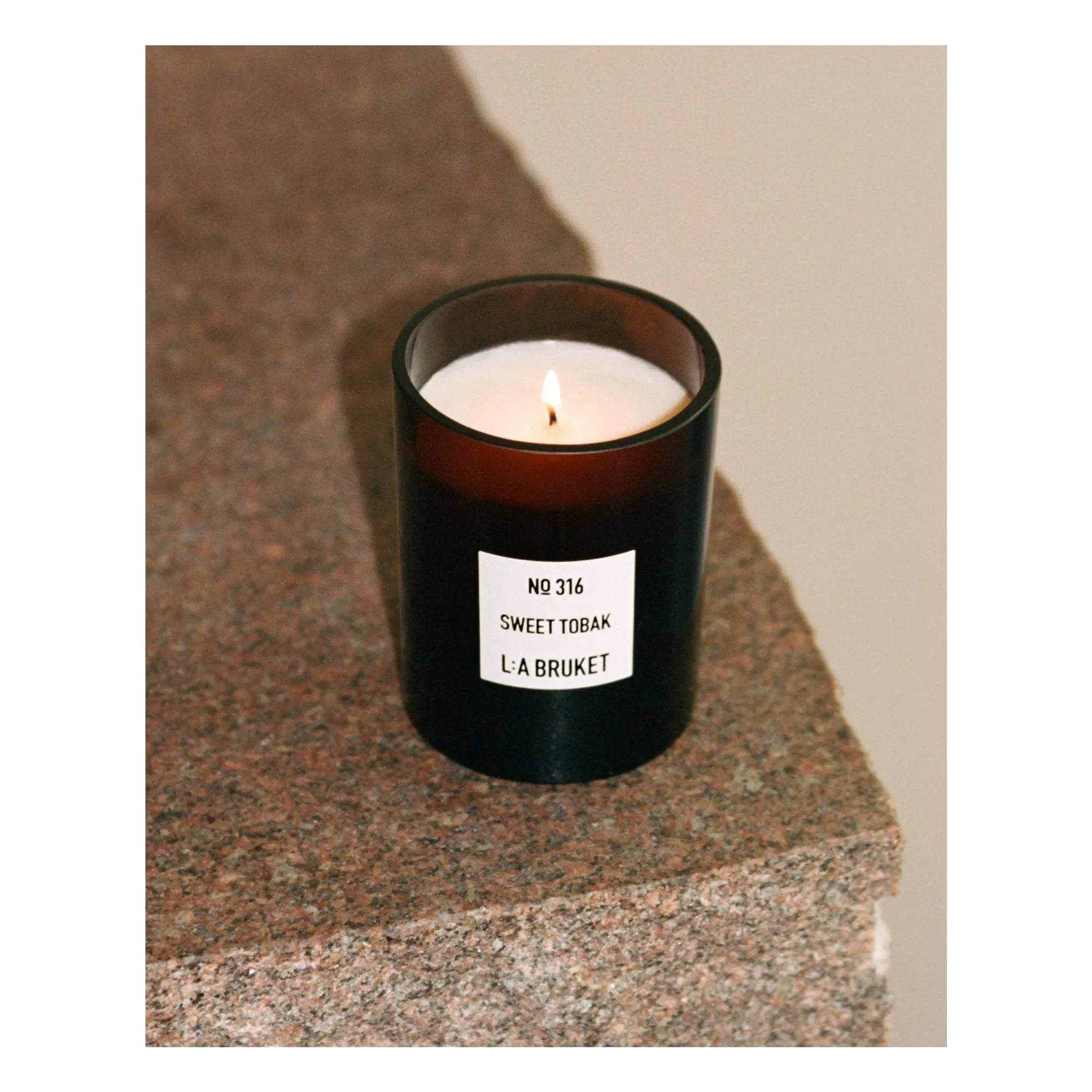 L:A BRUKET - Sweet Tobacco Scented Candle - 260 g | Unscented