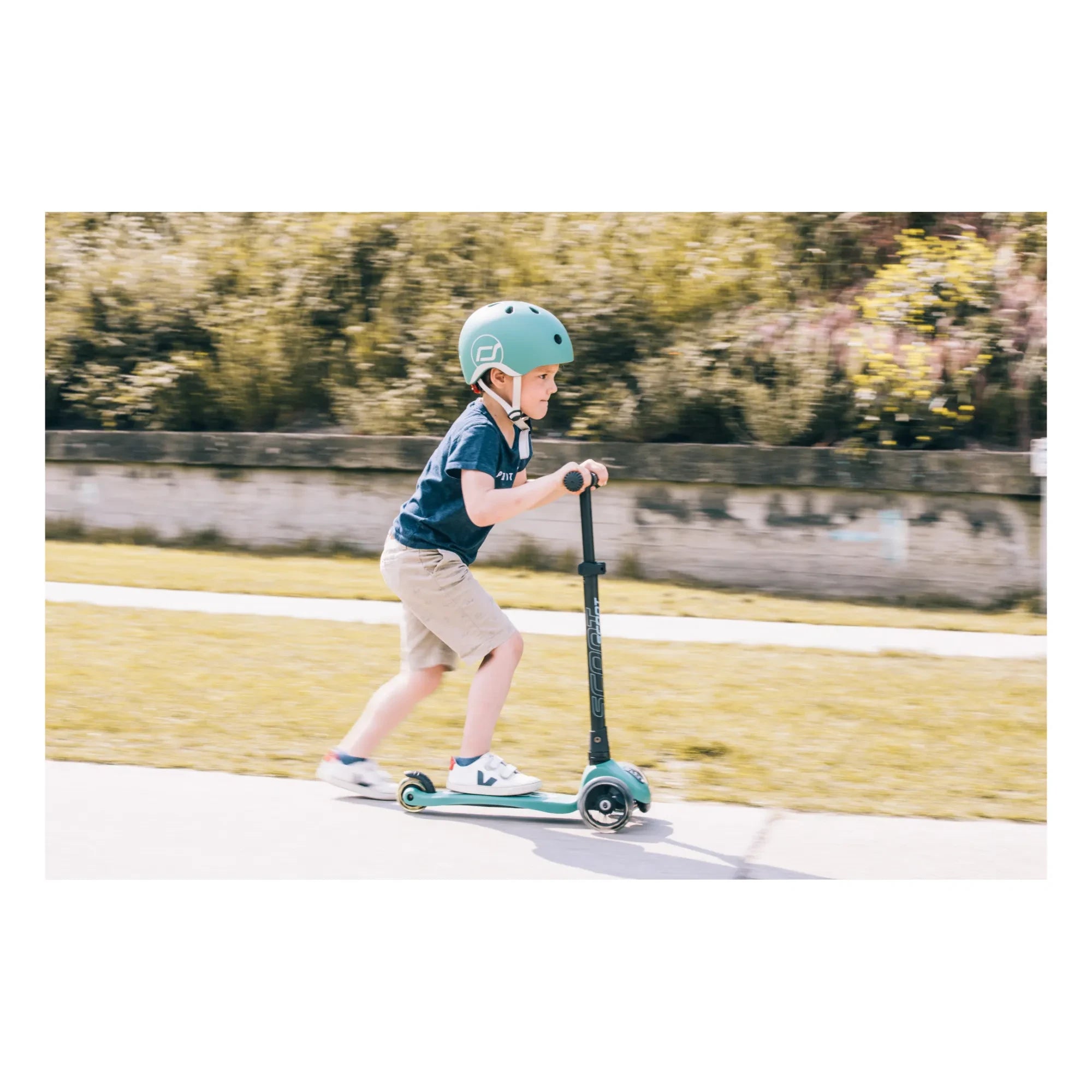 Scoot & Ride - Highwaykick 3 LED Scooter | Chrome Green
