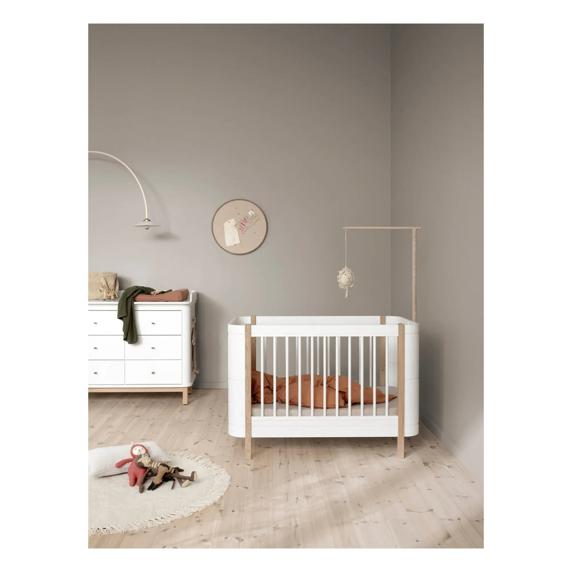 Oliver Furniture - Ahşap Mini+ beşik yatak, junior kit dahil | Meşe