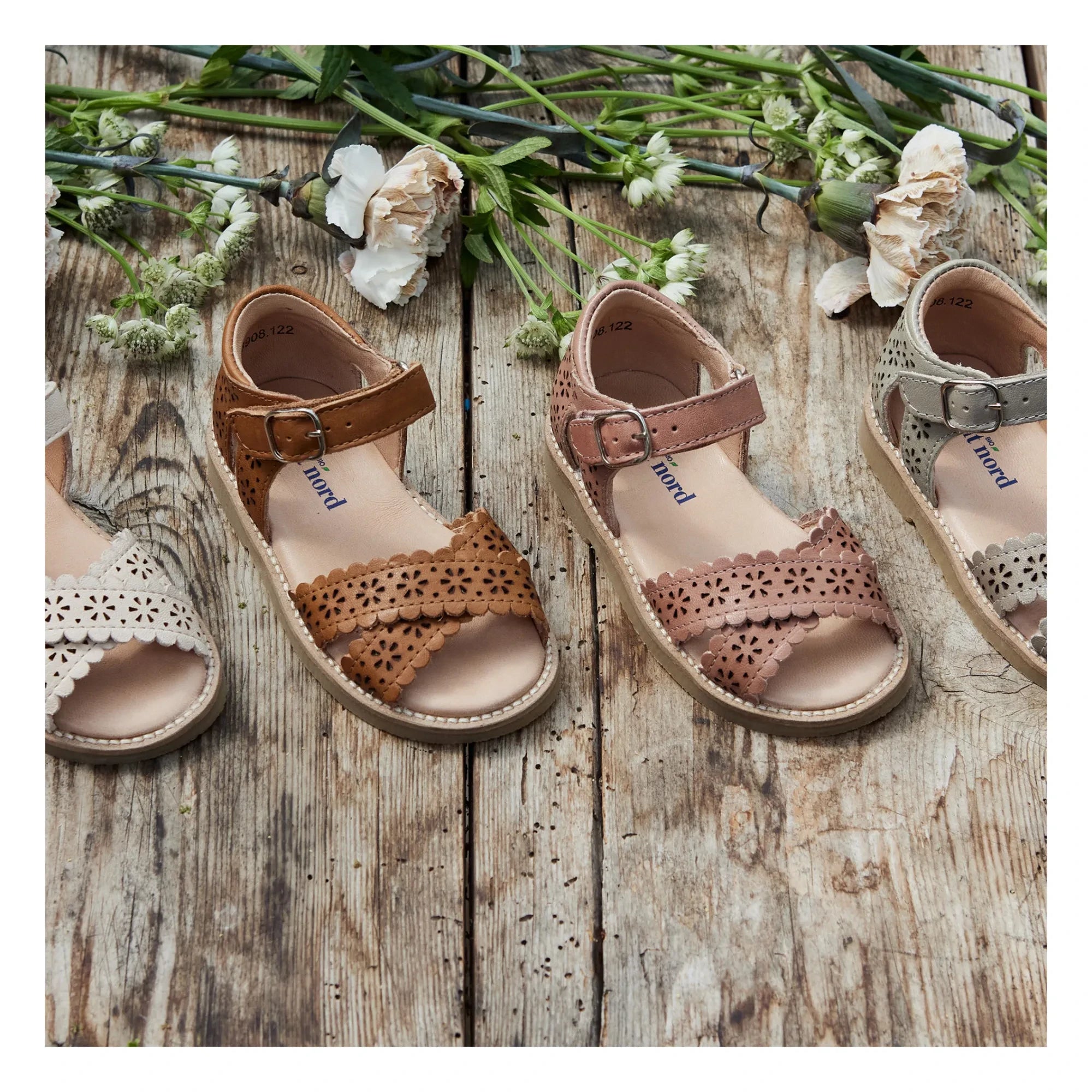 Petit Nord - Cross-Strap Floral Sandals | Cream