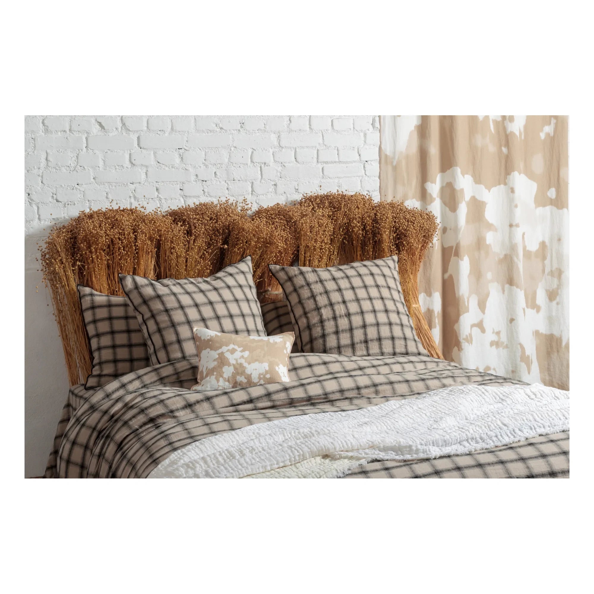 Le Monde Sauvage - Highland Washed Linen Duvet Cover | Beige Pink