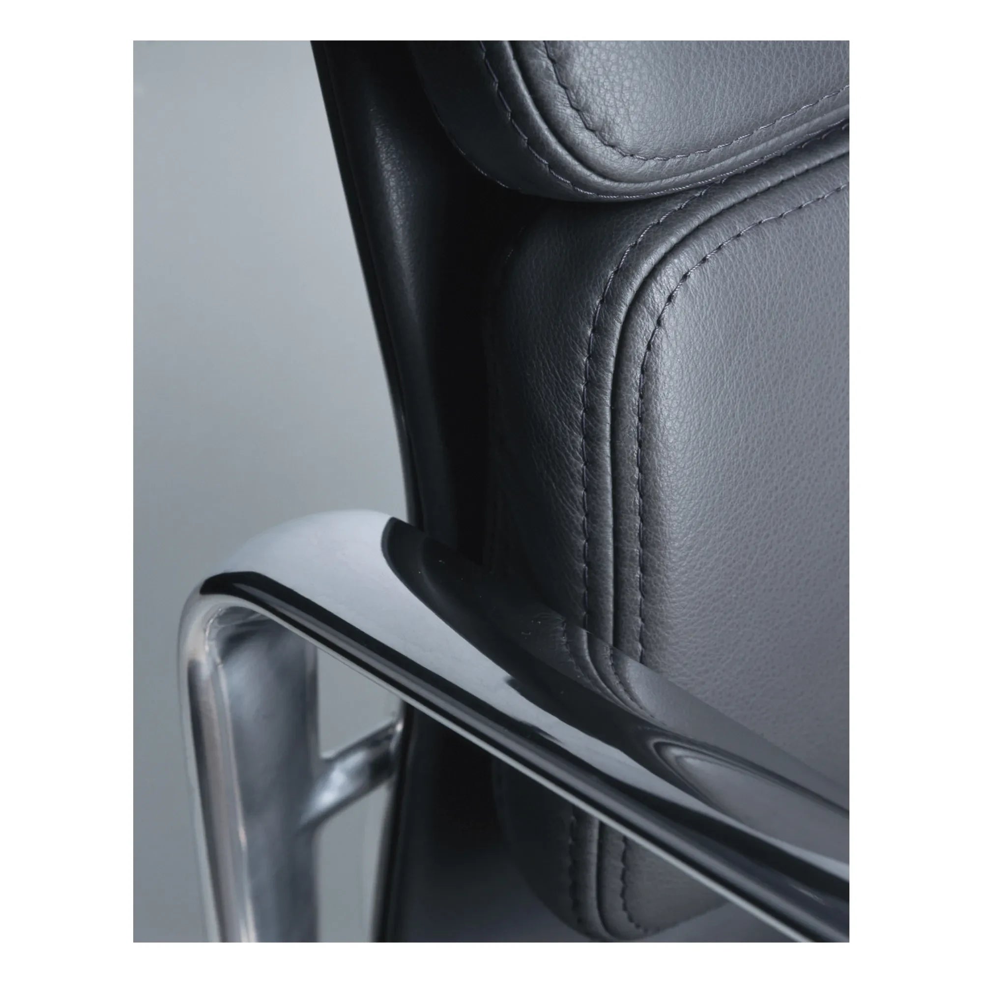 Vitra - EA 217 Leather Soft Pad Chair | Black