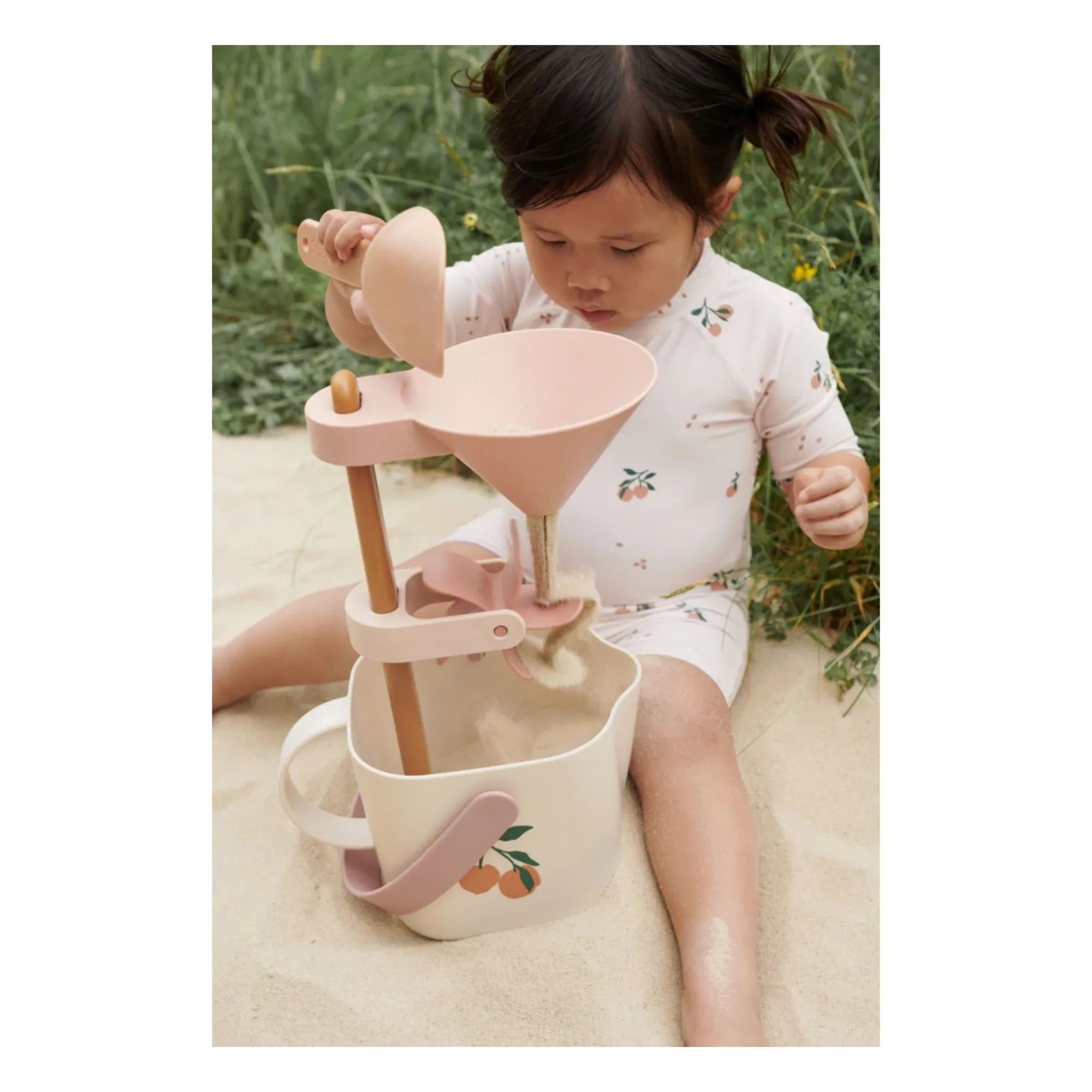Liewood - Roald Beach Bucket and Sieve | Peach/Seashell