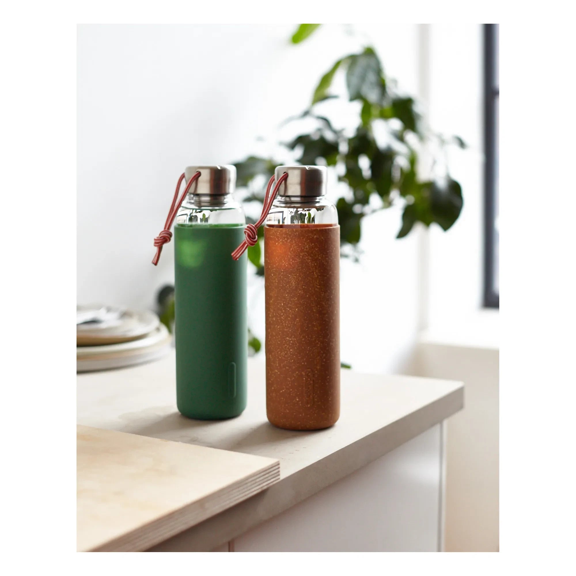 Black + Blum - Borosilicate Glass Water Bottle - 600 ml | Olive