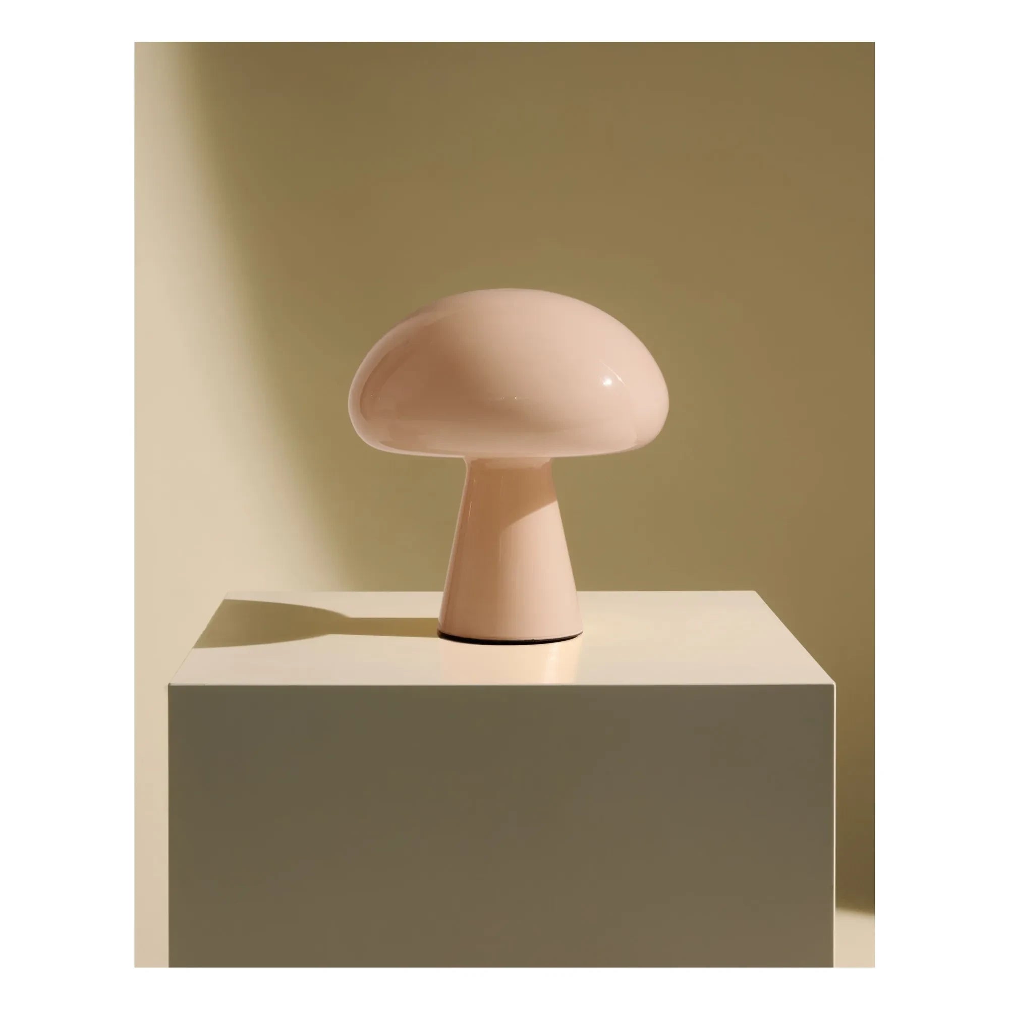 Gubi - Obello desk lamp, Bill Curry | Powder Pink