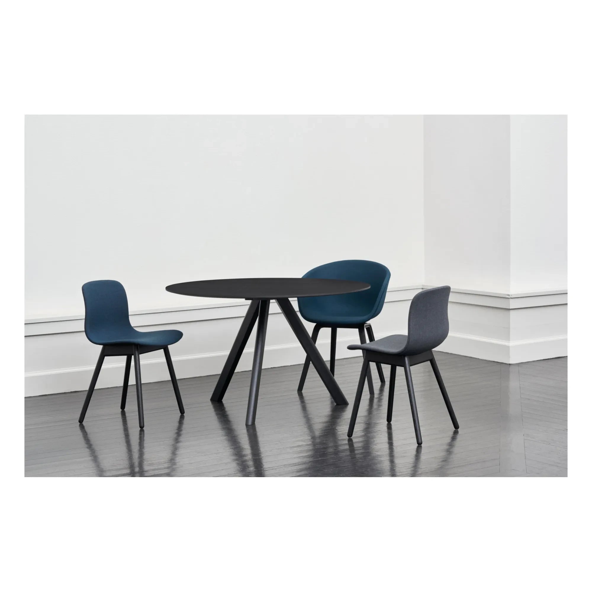 Hay - CPH20 Round Glass Table, Oak Base | Black