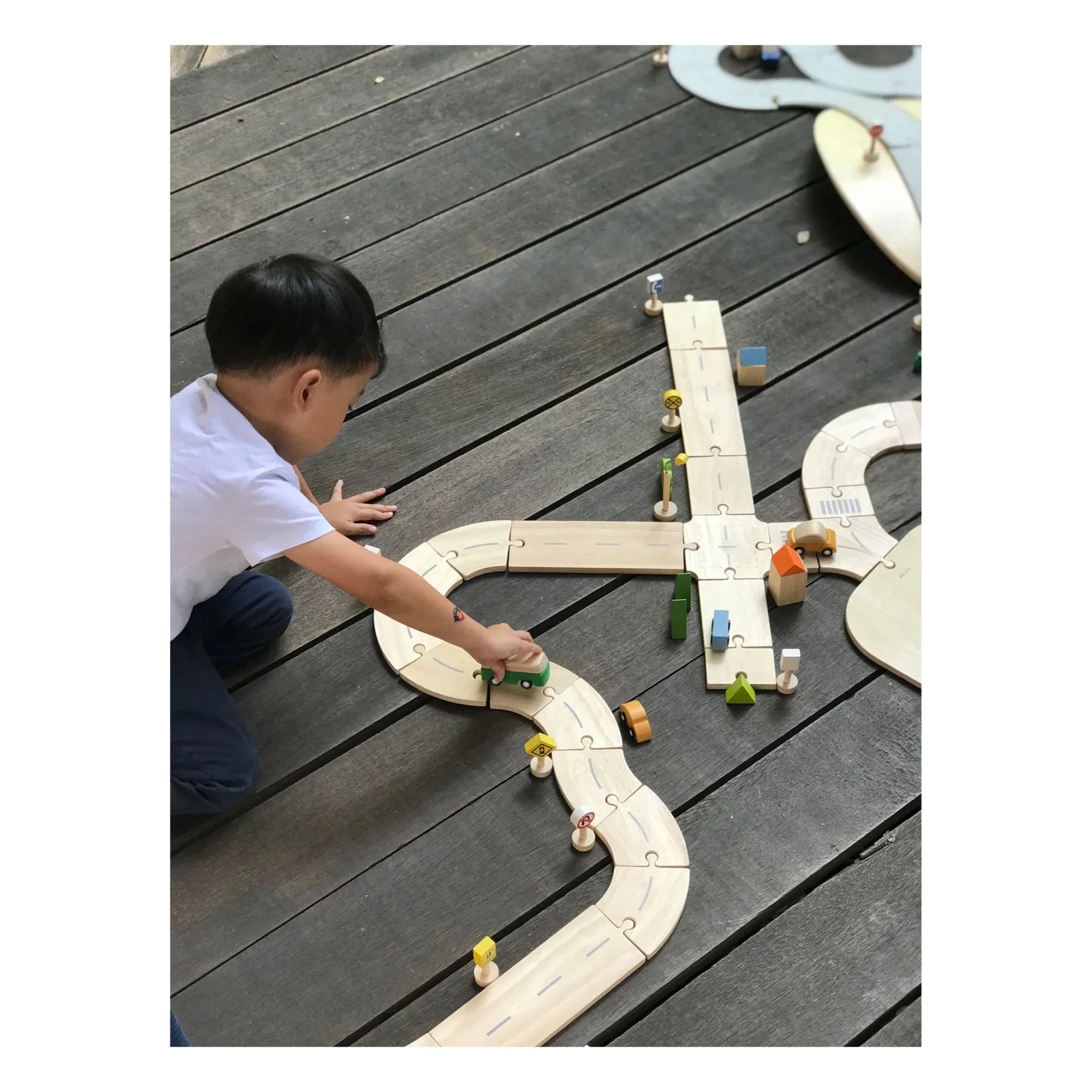 Plan Toys - Ahşap Araba Pisti ve Aksesuarları