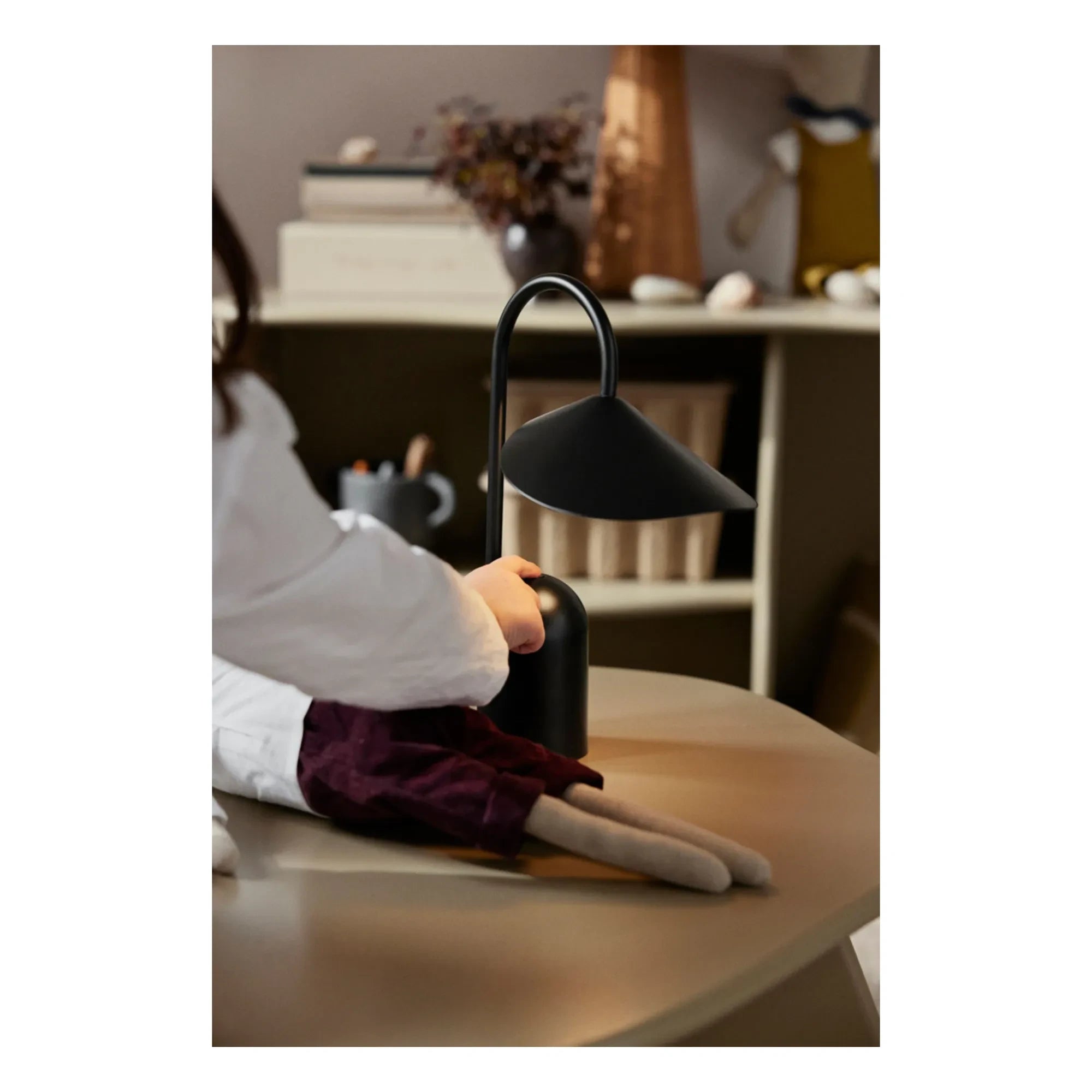 Ferm Living - Arum masa lambası | Siyah