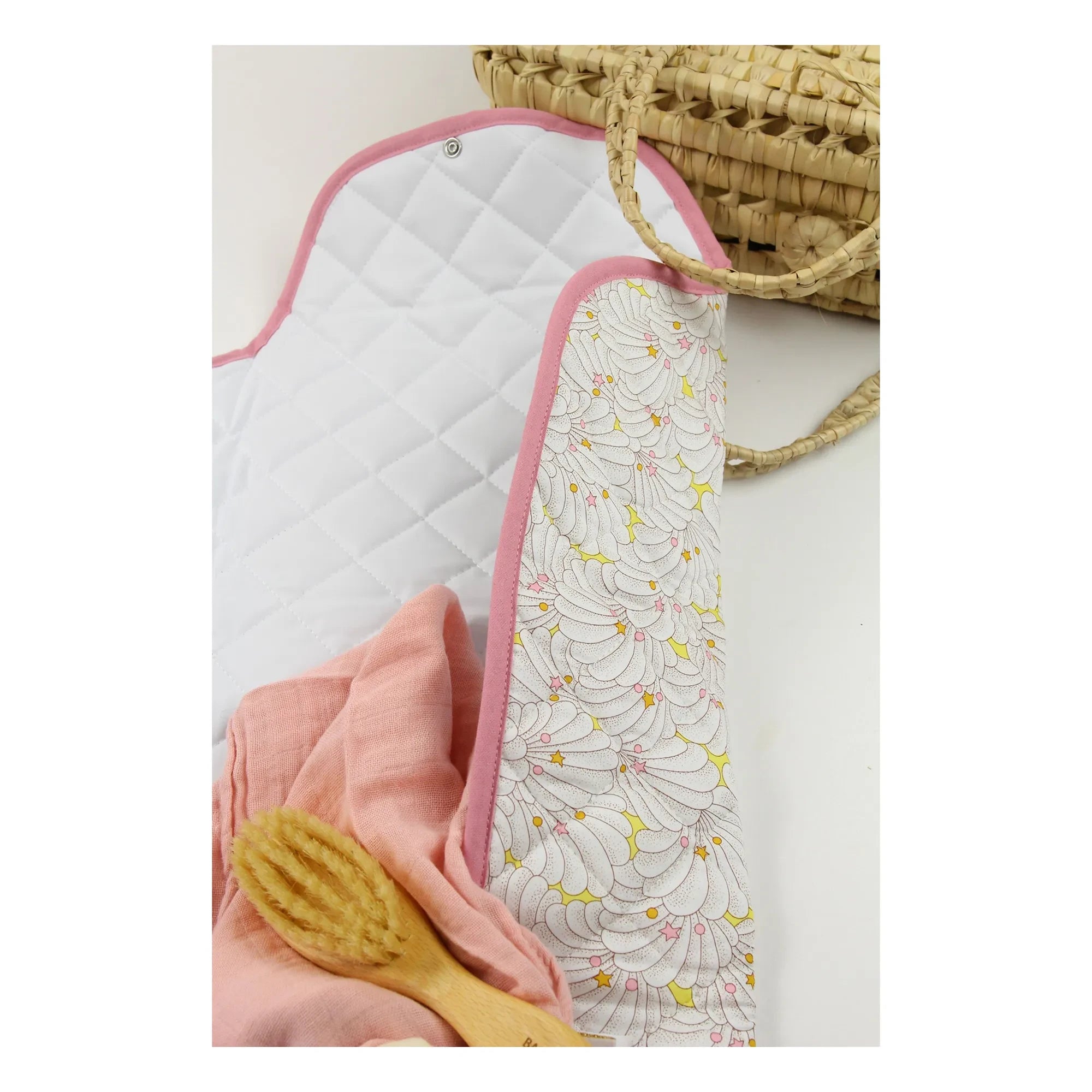 Barnabé aime le café - Cassandre Travel Changing Mat | White