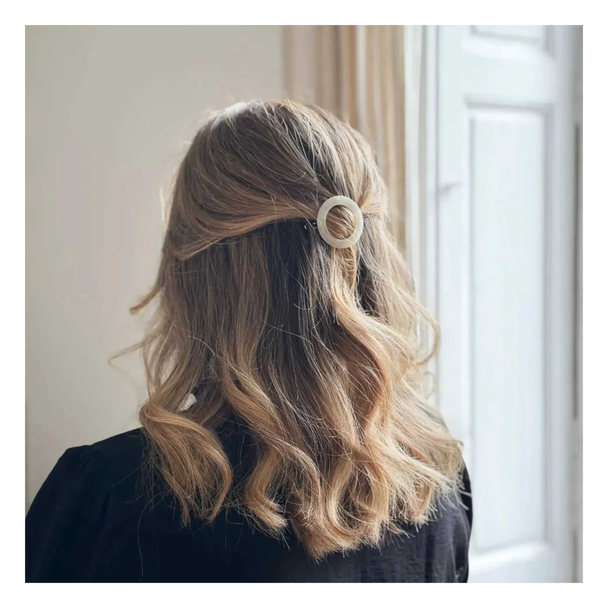 Bachca - Round Mother-of-Pearl Hair Clip