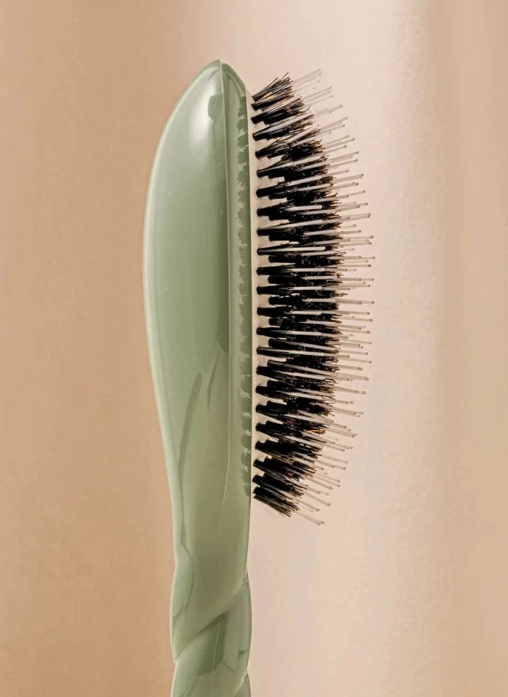 La Bonne Brosse - The Essential Hair Brush No. 02 - Care and Detangling | Almond Green