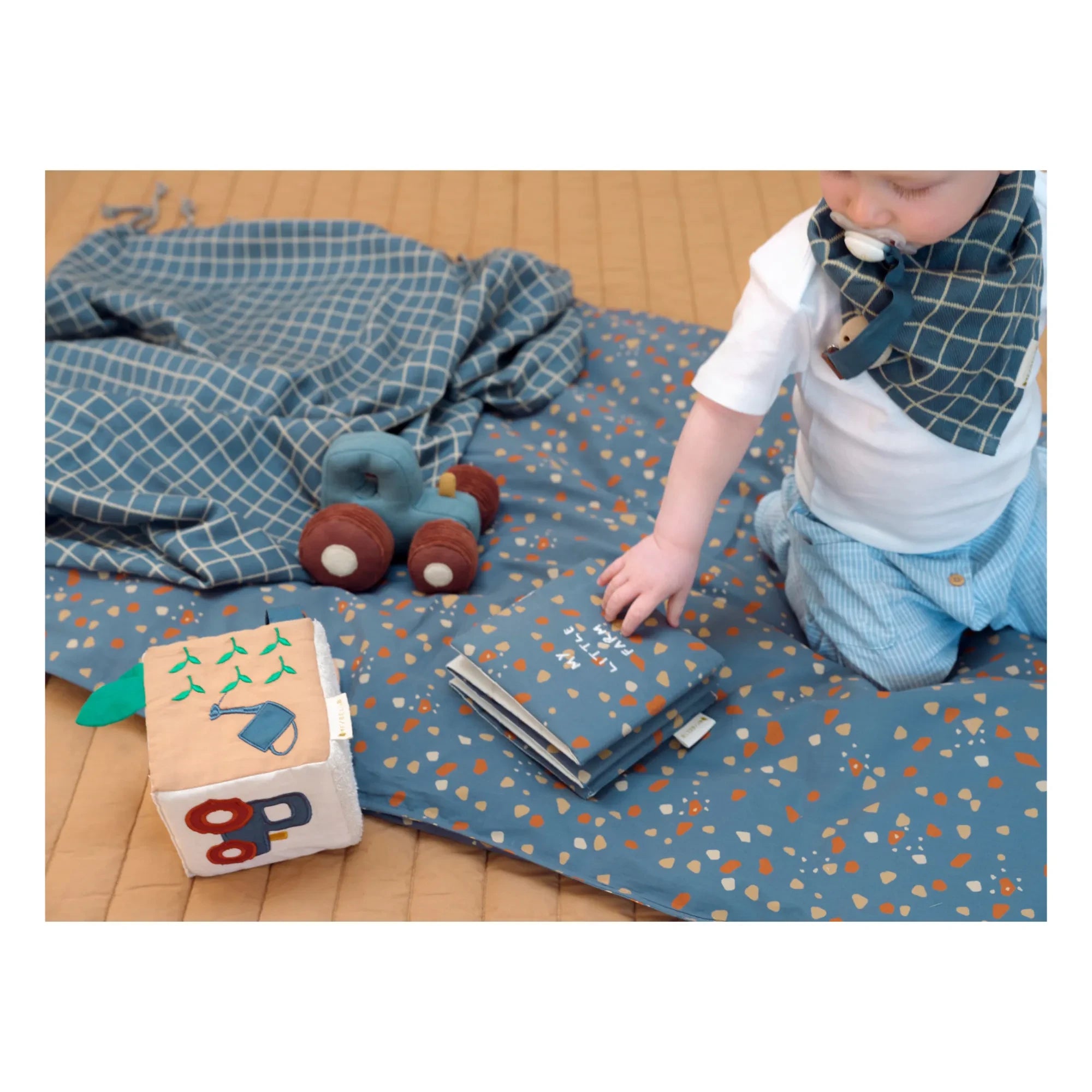 Fabelab - Sensory Activity Cube - Small Farm