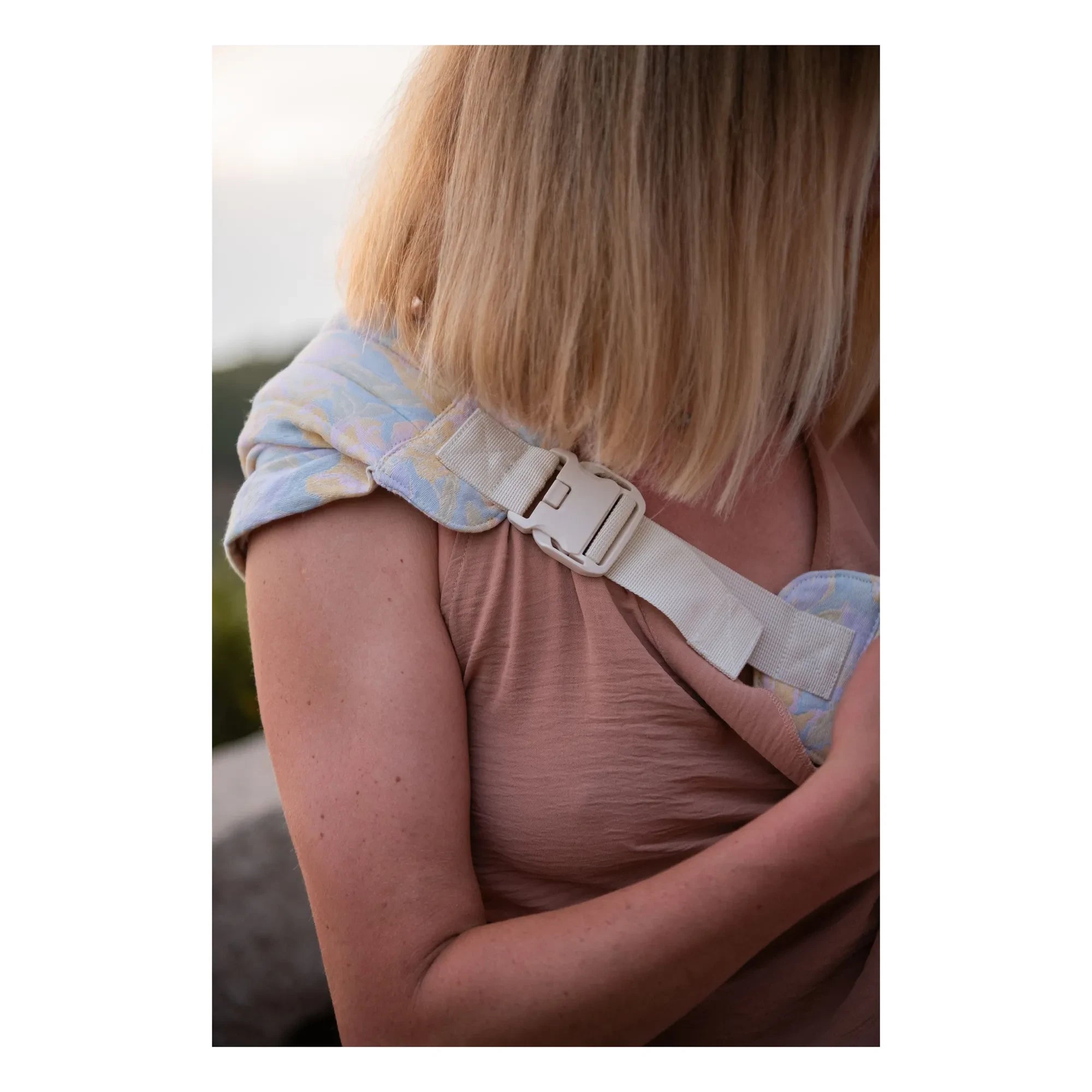 Mama Hangs - Carry & Walk baby carrier | Pastel