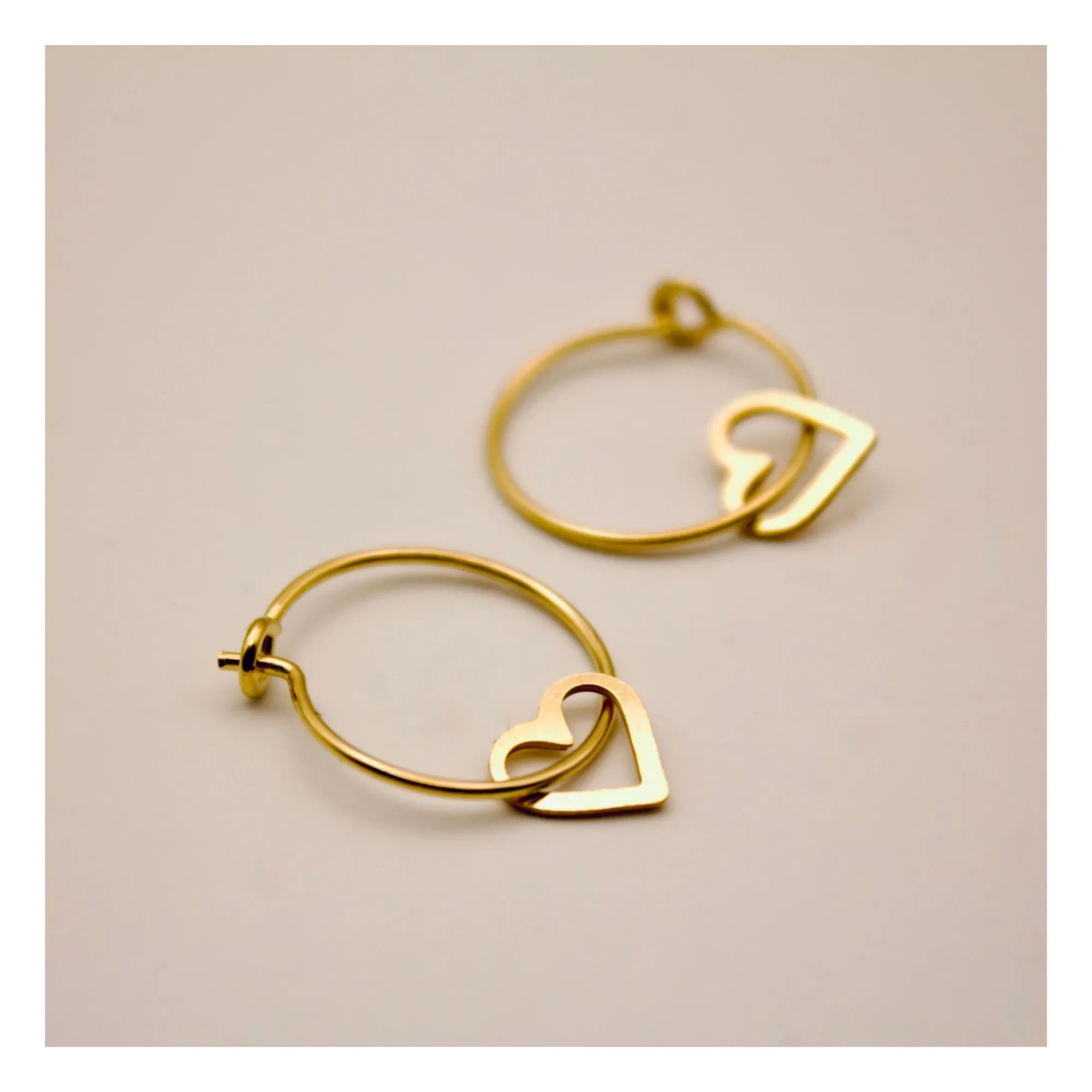 Adorabili - Thin Heart Earrings | Gold