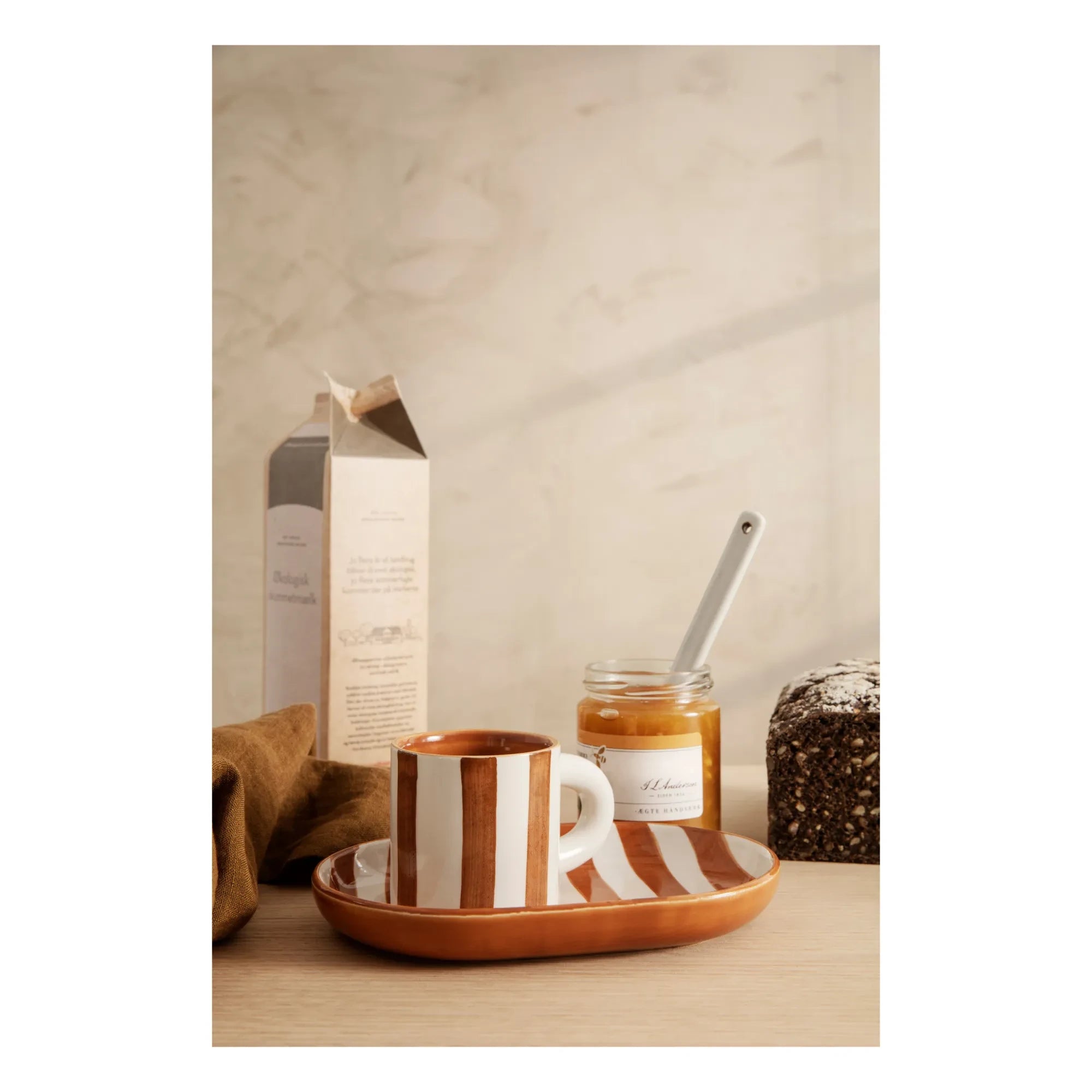 Ferm Living - Milu Porselen Fincan ve Tabak | Kırmızı