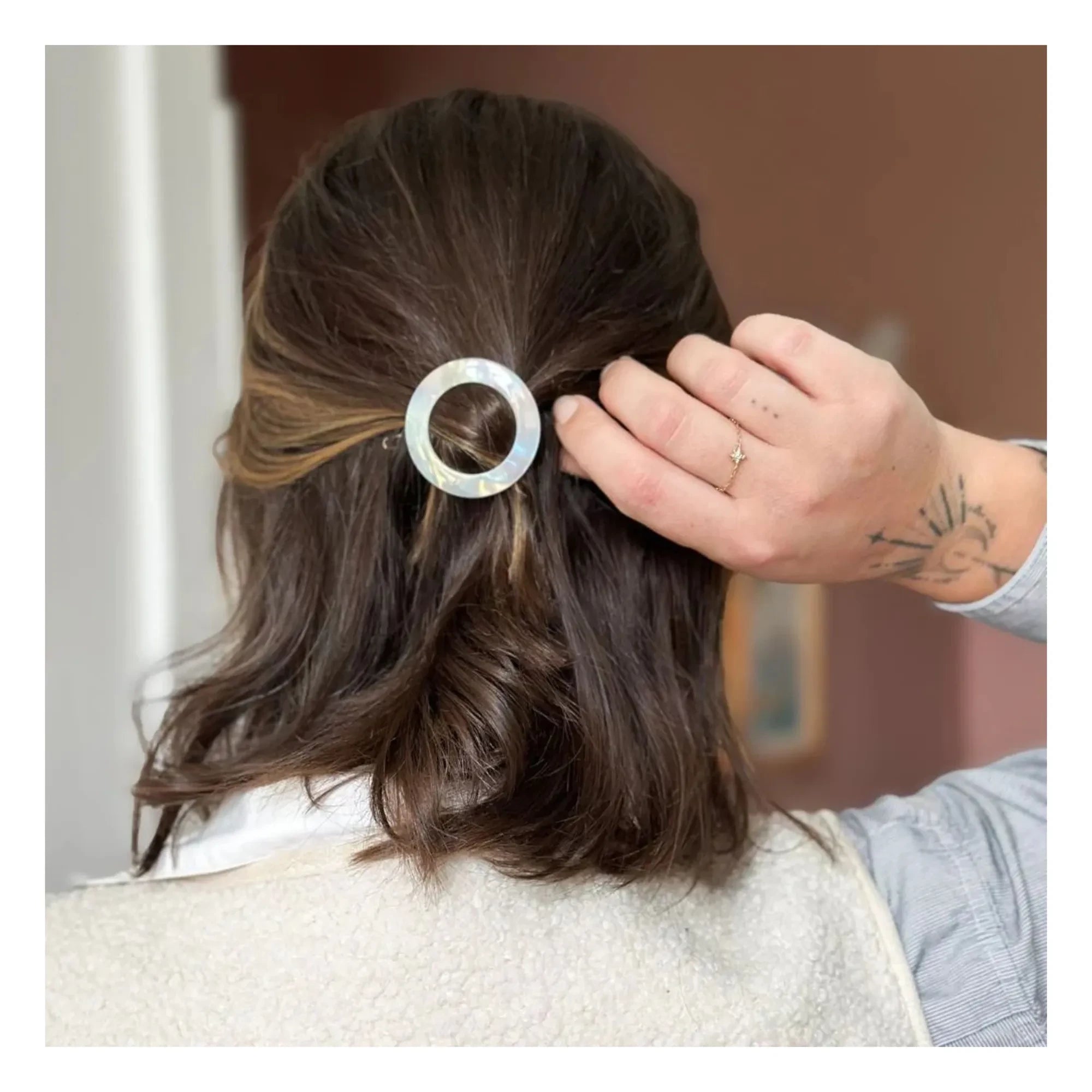 Bachca - Round Mother-of-Pearl Hair Clip