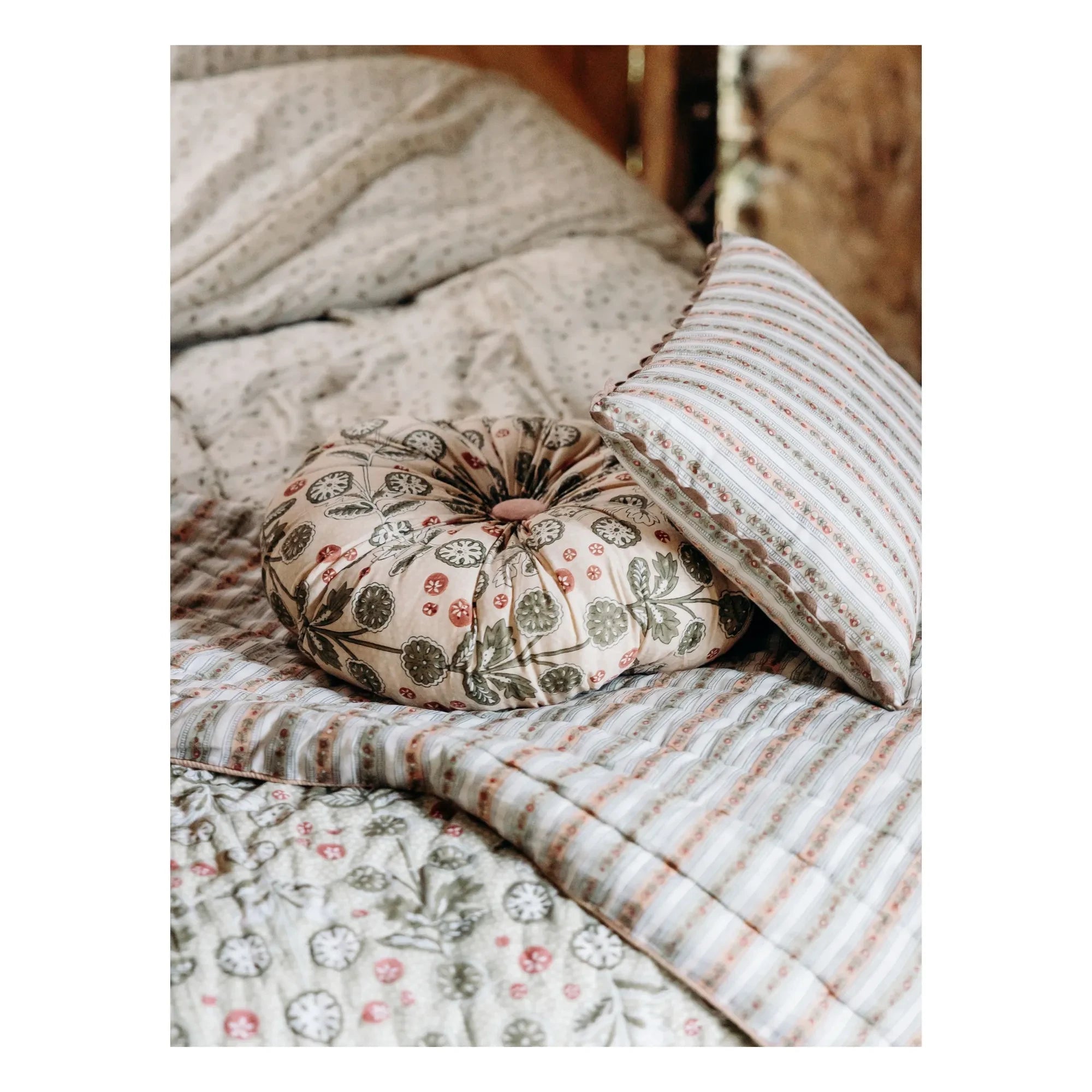 Le Monde Sauvage - Astre Lappi Pillow Cover | Pink