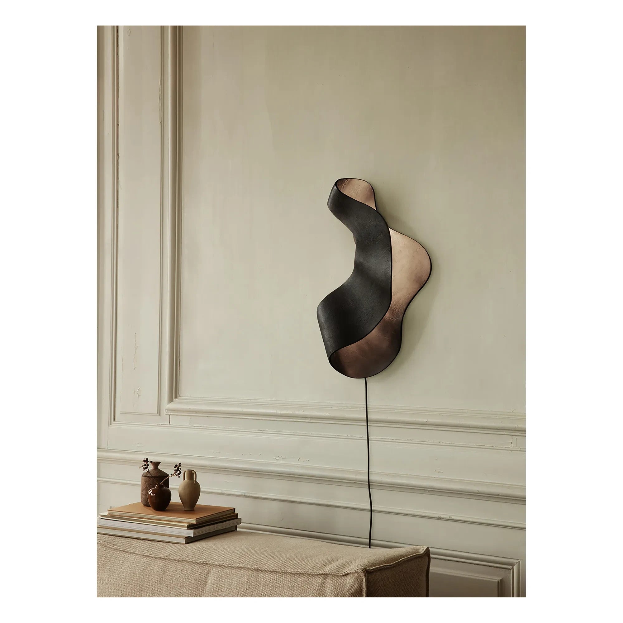 Ferm Living - Oyster Geri Dönüştürülmüş Alüminyum Duvar Lambası | Siyah