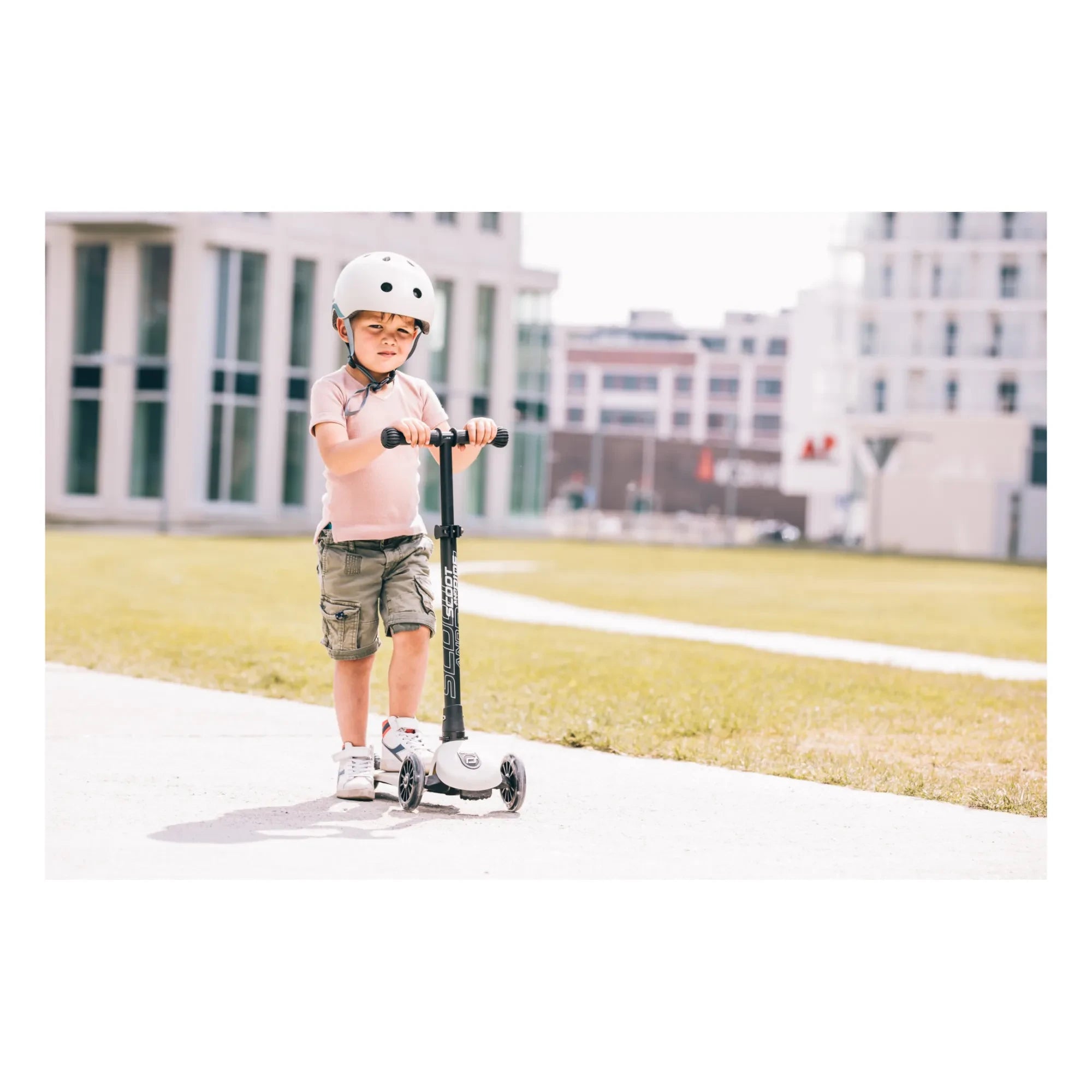 Scoot & Ride - Highwaykick 3 LED Scooter | Light Gray