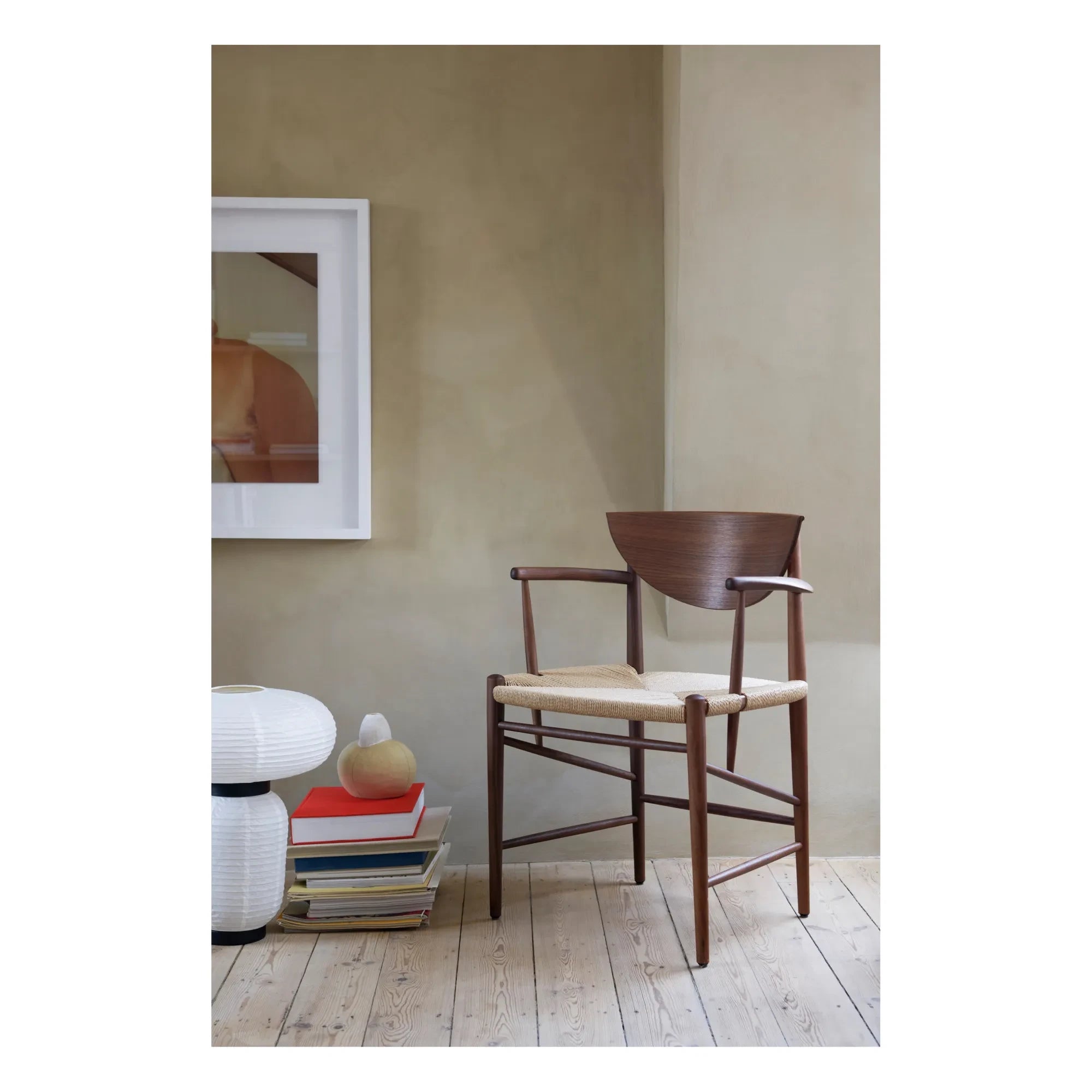 & Tradition - Short-sleeved HM4 Wooden Chair | Walnut