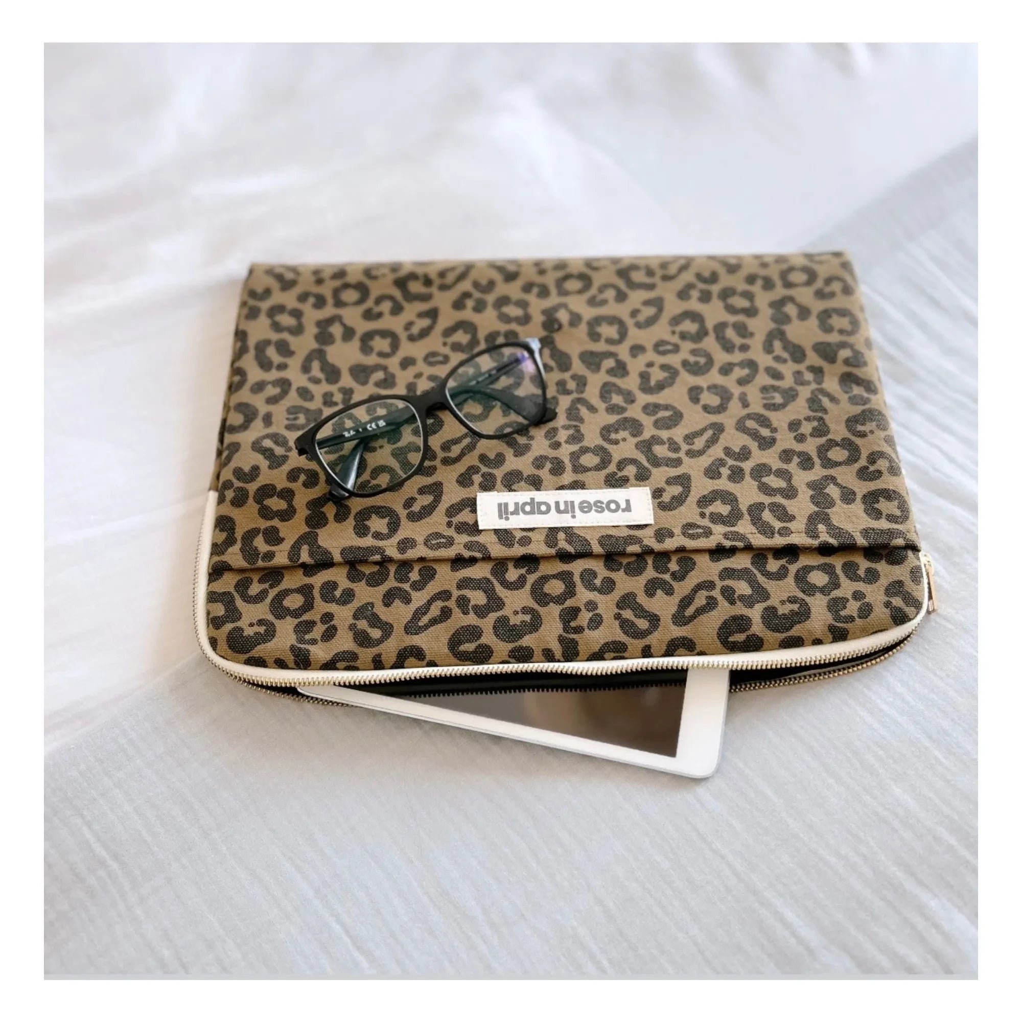 Rose in April - Graou Laptop Case | Olive