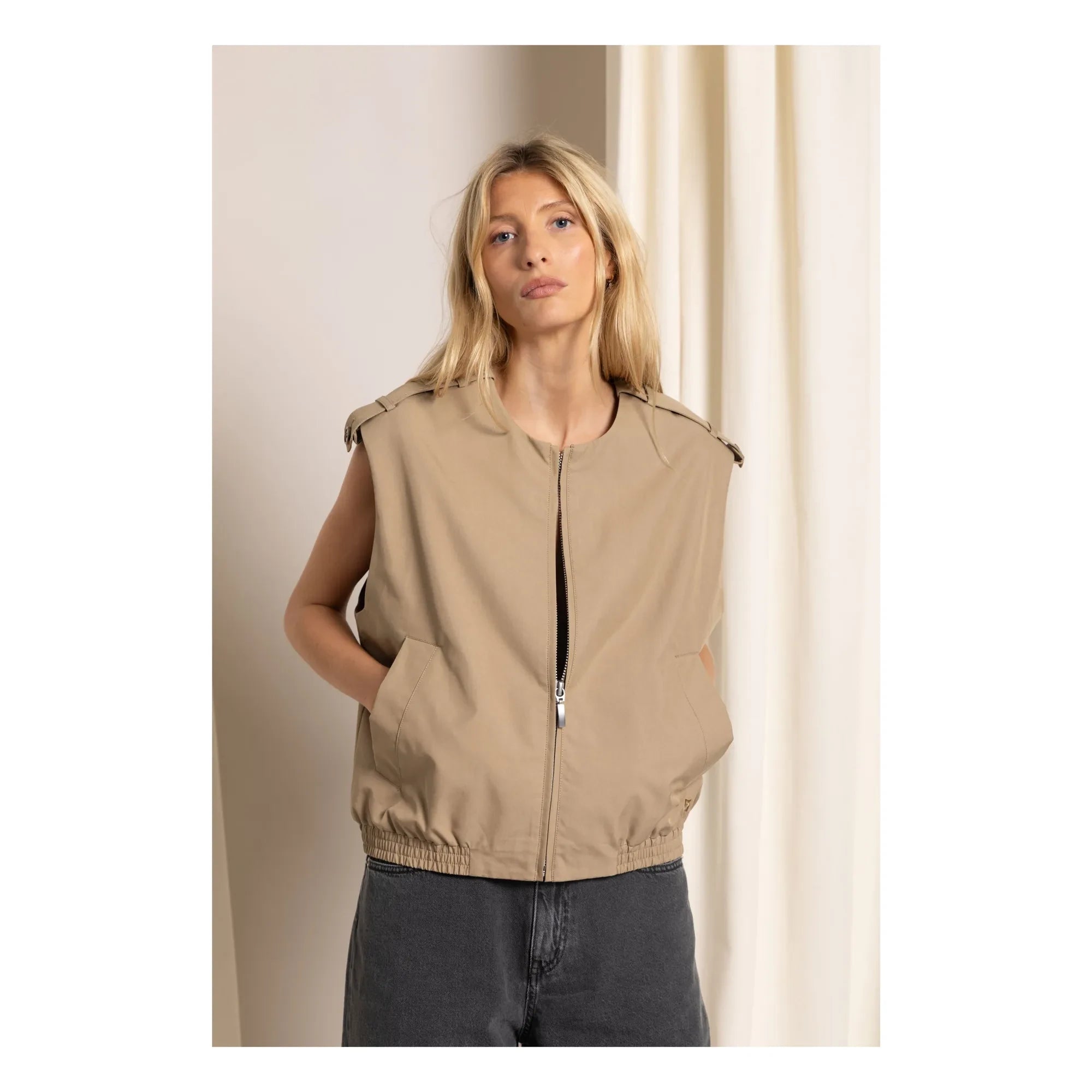 Smallable Woman - Savannah Sleeveless Jacket | Beige