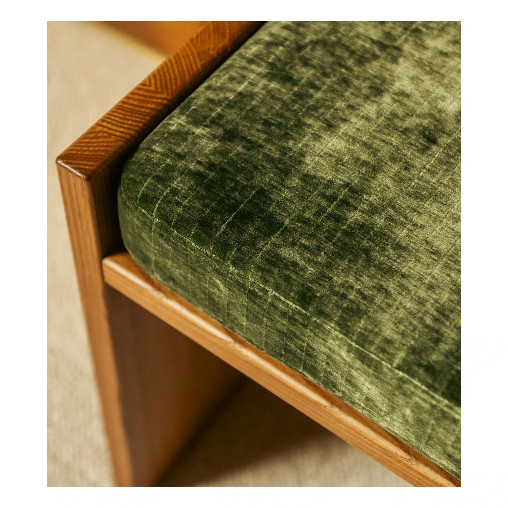 The Socialite Family - Parlak kadife ve iroko dişbudak kaplamalı Chiesa tabure | Zeytin yeşili