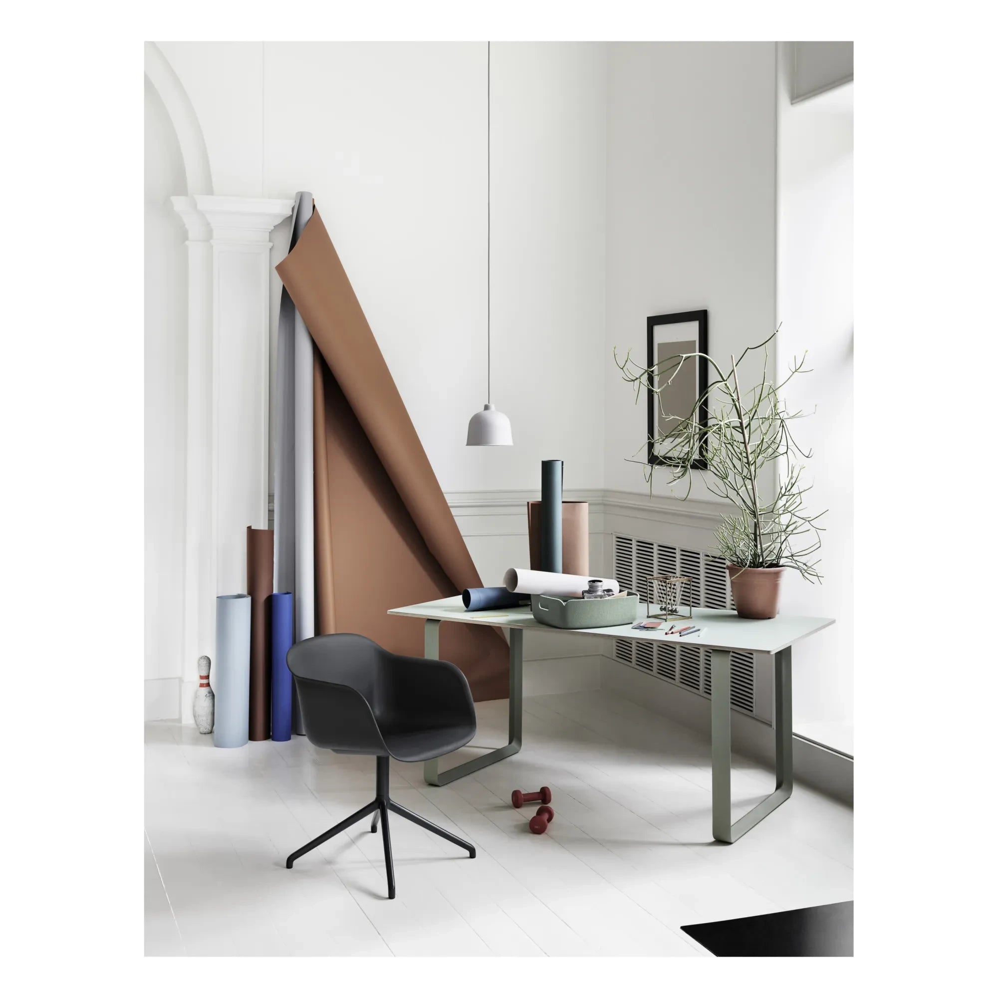 Muuto - Recycled Fiber Plastic Chair with Armrests | Black