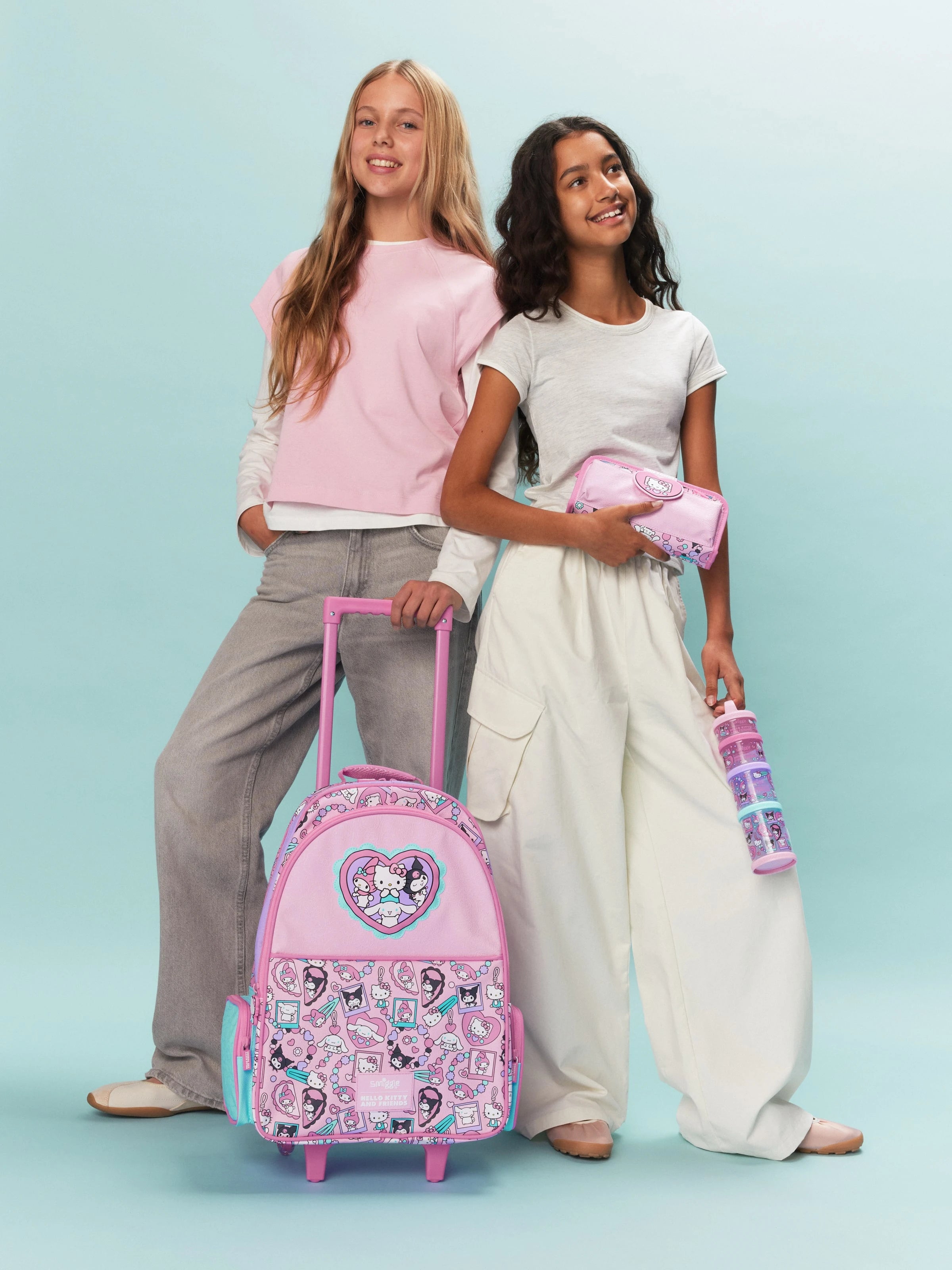 Smiggle - Hello Kitty ve Arkadaşları Işıklı Tekerlekli Sırt ve Çekçekli Çanta