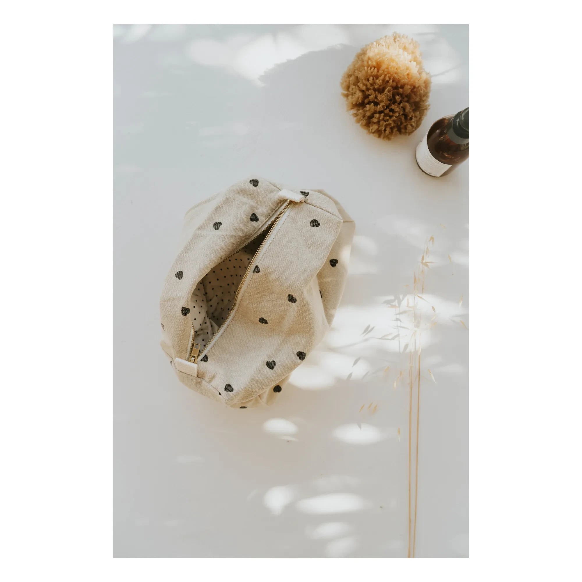 Rose in April - Vic Hearts Makeup Bag | Kum