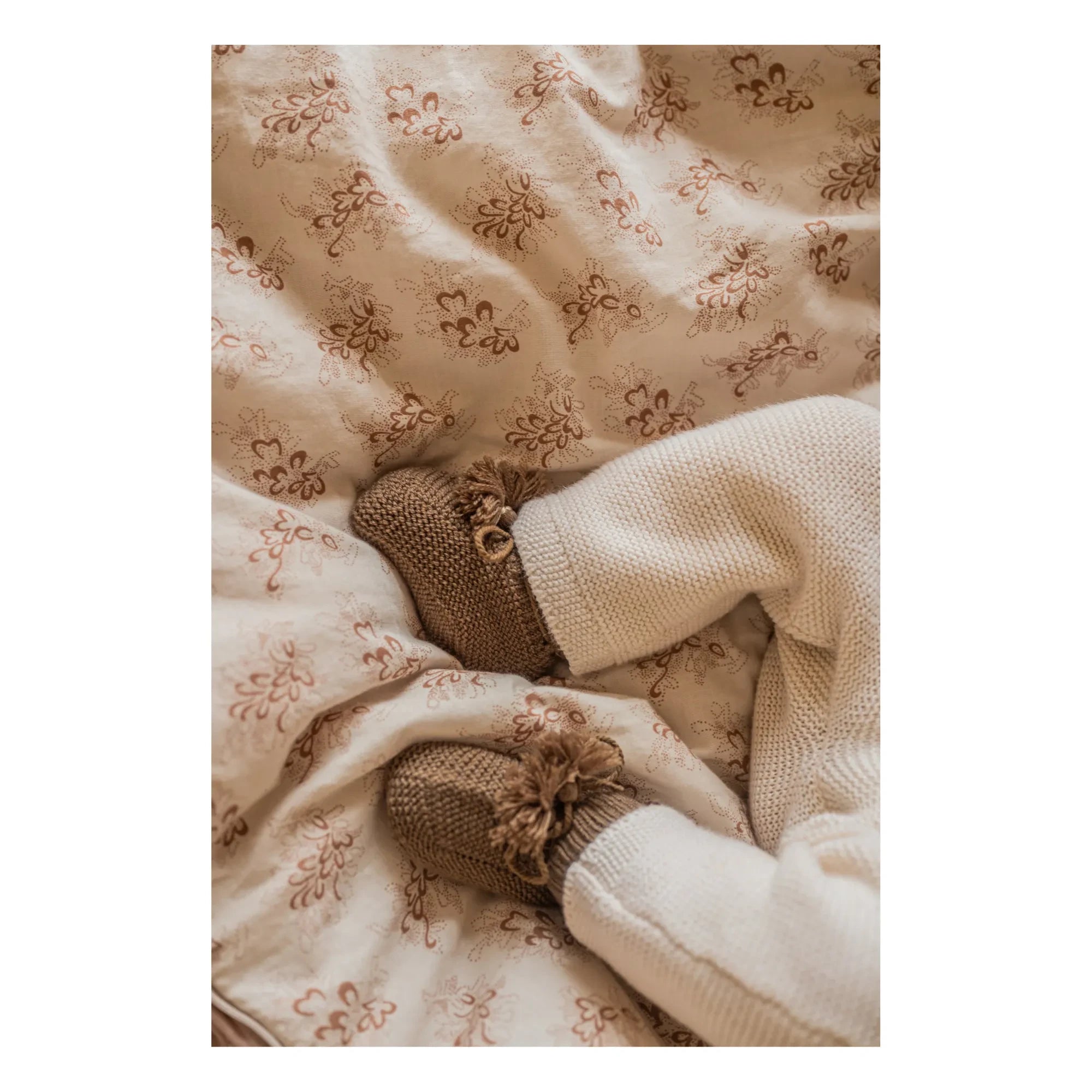 Gentil Coquelicot - Knitted Slippers and Embroidered Pouch | Chocolate