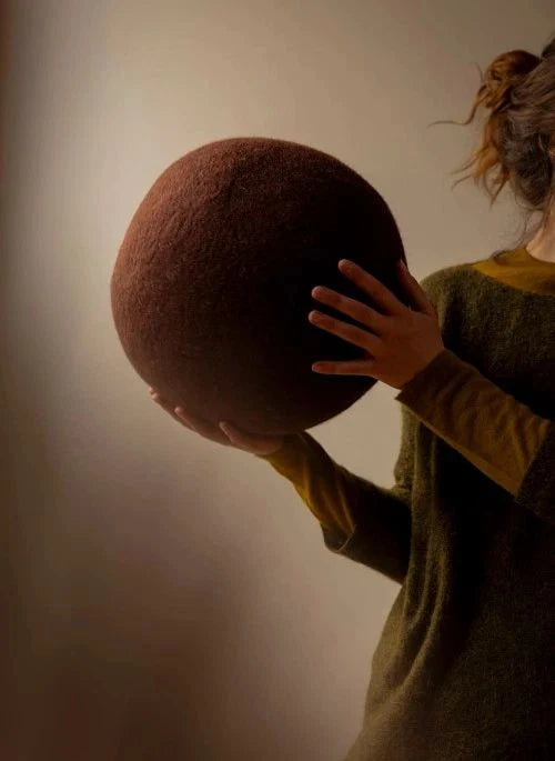 Muskhane - Felt pouf | Mahogany