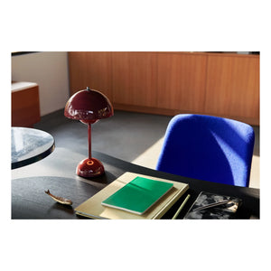 & Tradition - VP3 Flowerpot Table Lamp - Verner Panton, 1969 | Plum