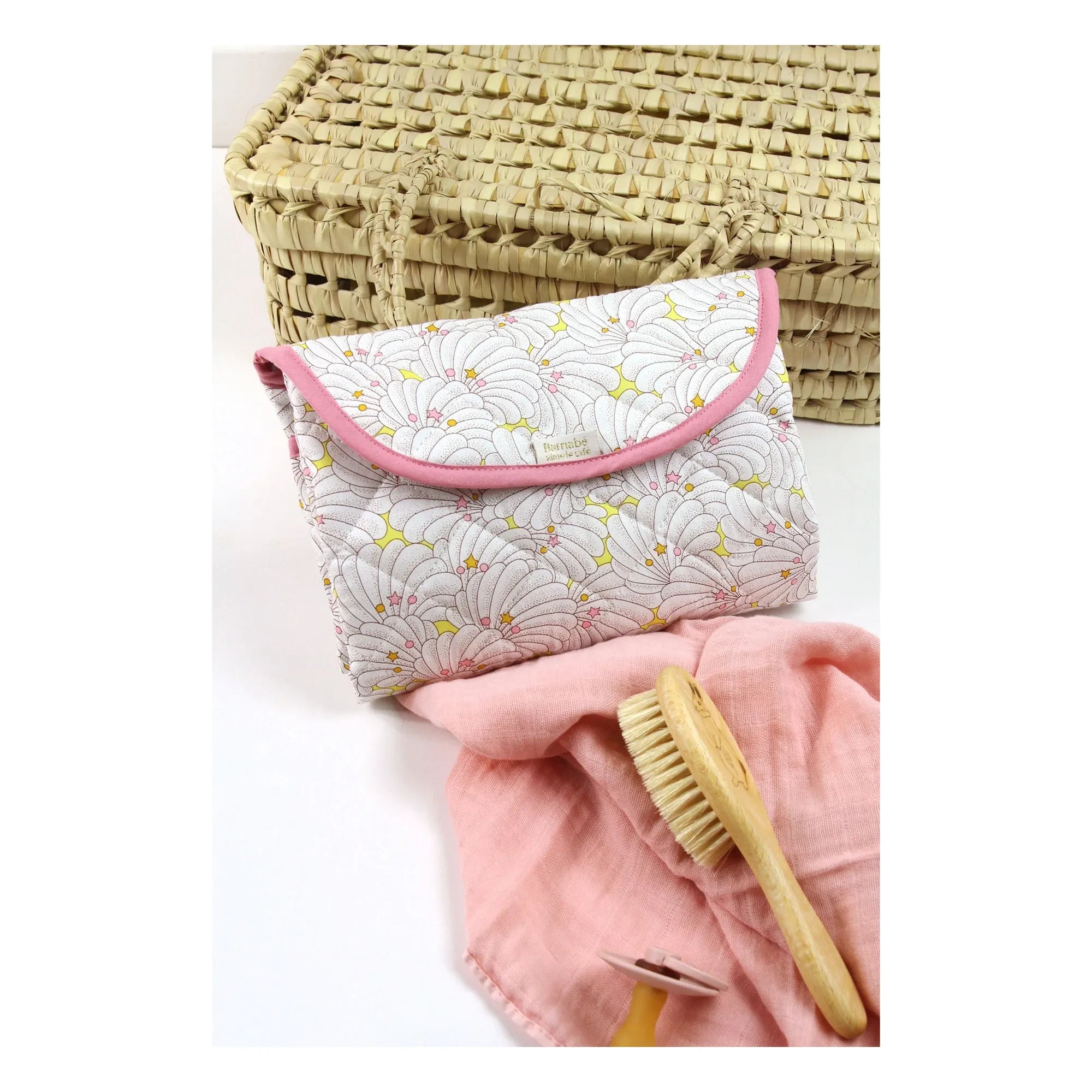 Barnabé aime le café - Cassandre Travel Changing Mat | White