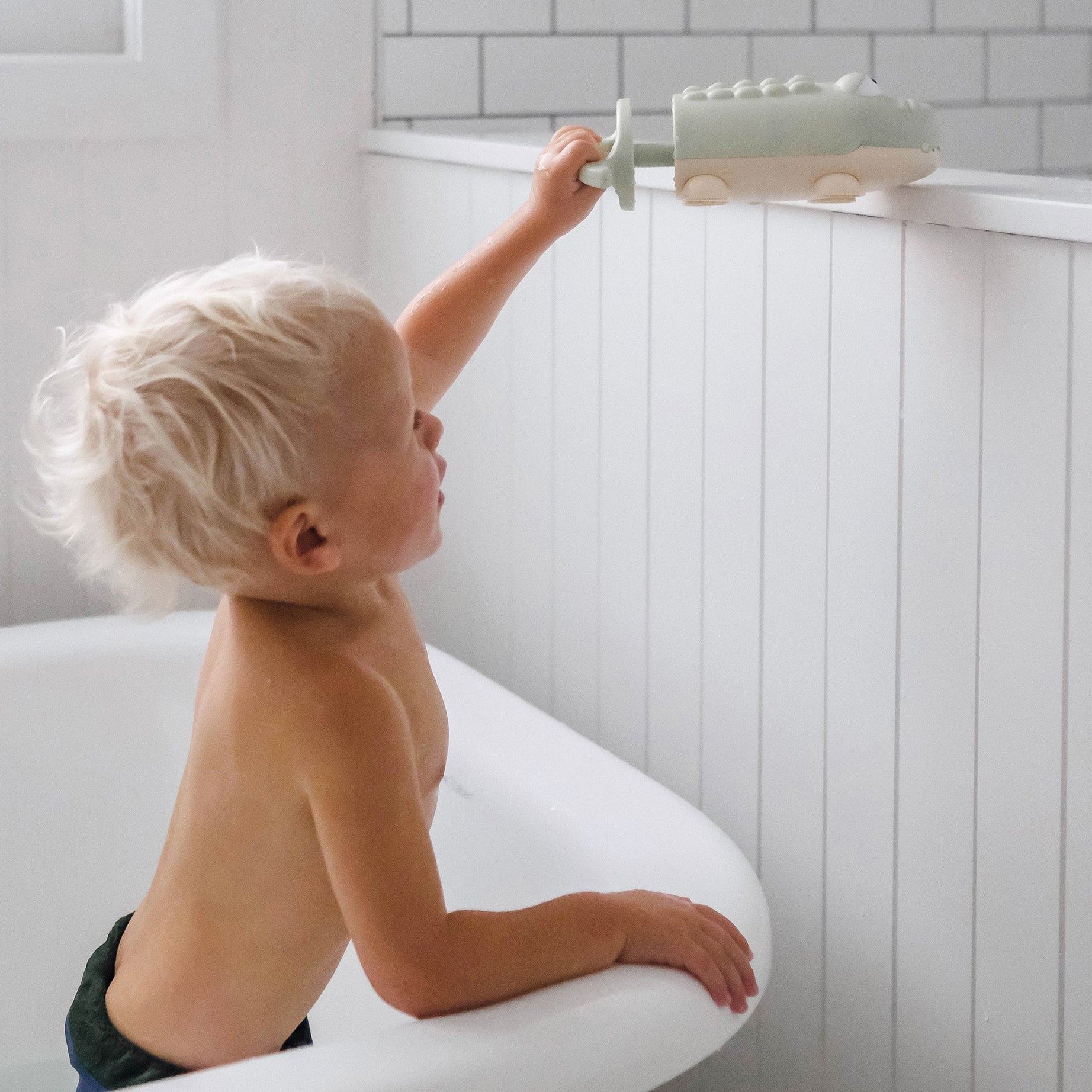 Sunnylife - Crocodile Children's Water Spraying Toy