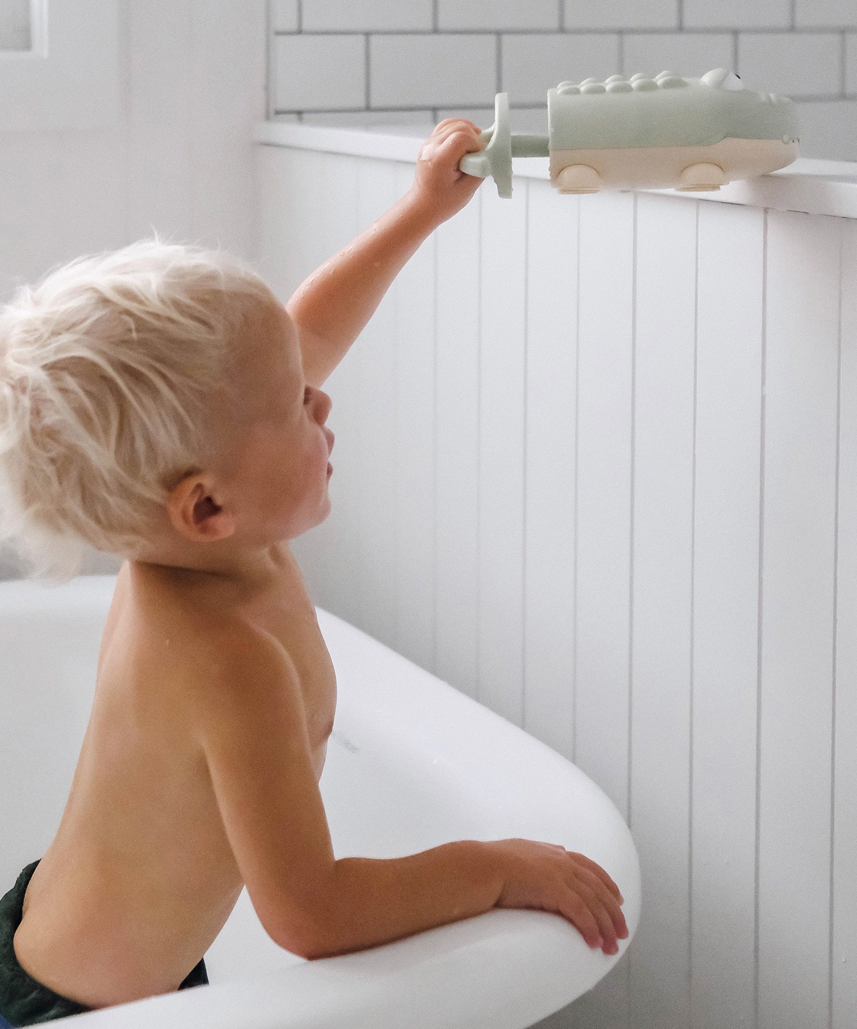 Sunnylife - Crocodile Children's Water Spraying Toy