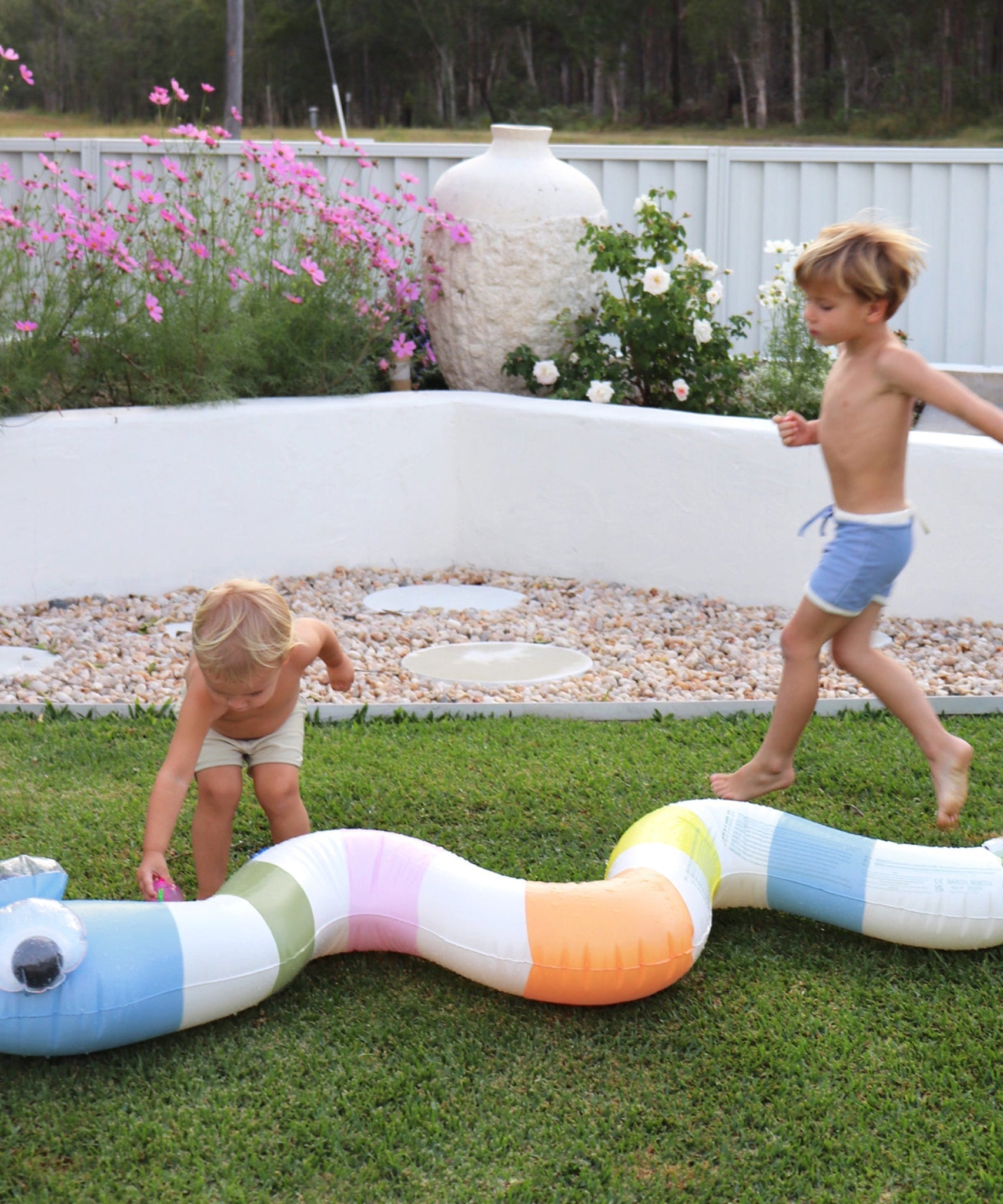 Sunnylife - Wild Multi Water Spraying Inflatable Garden Game